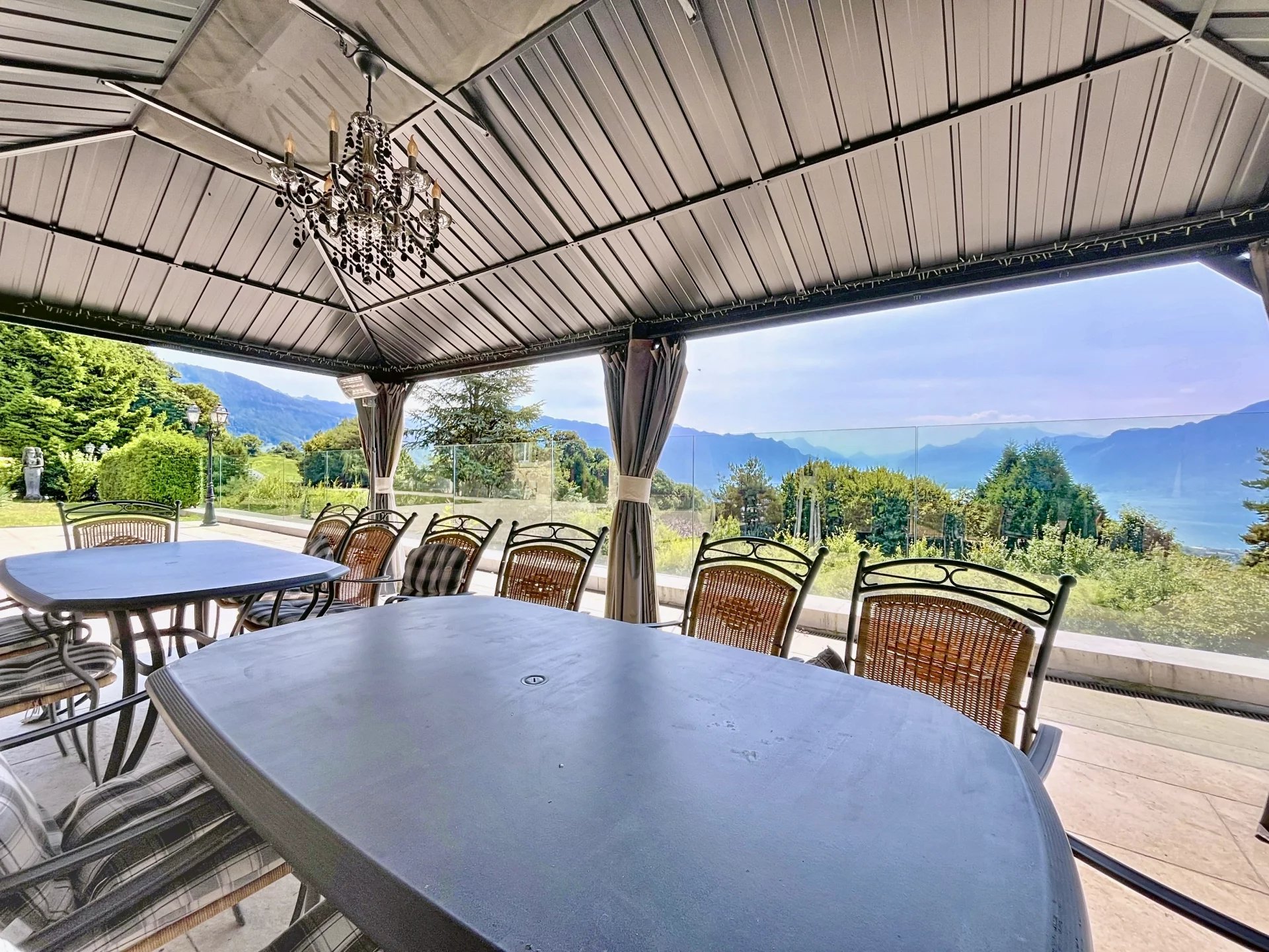 Propriété avec vue panoramique et rendement locatif