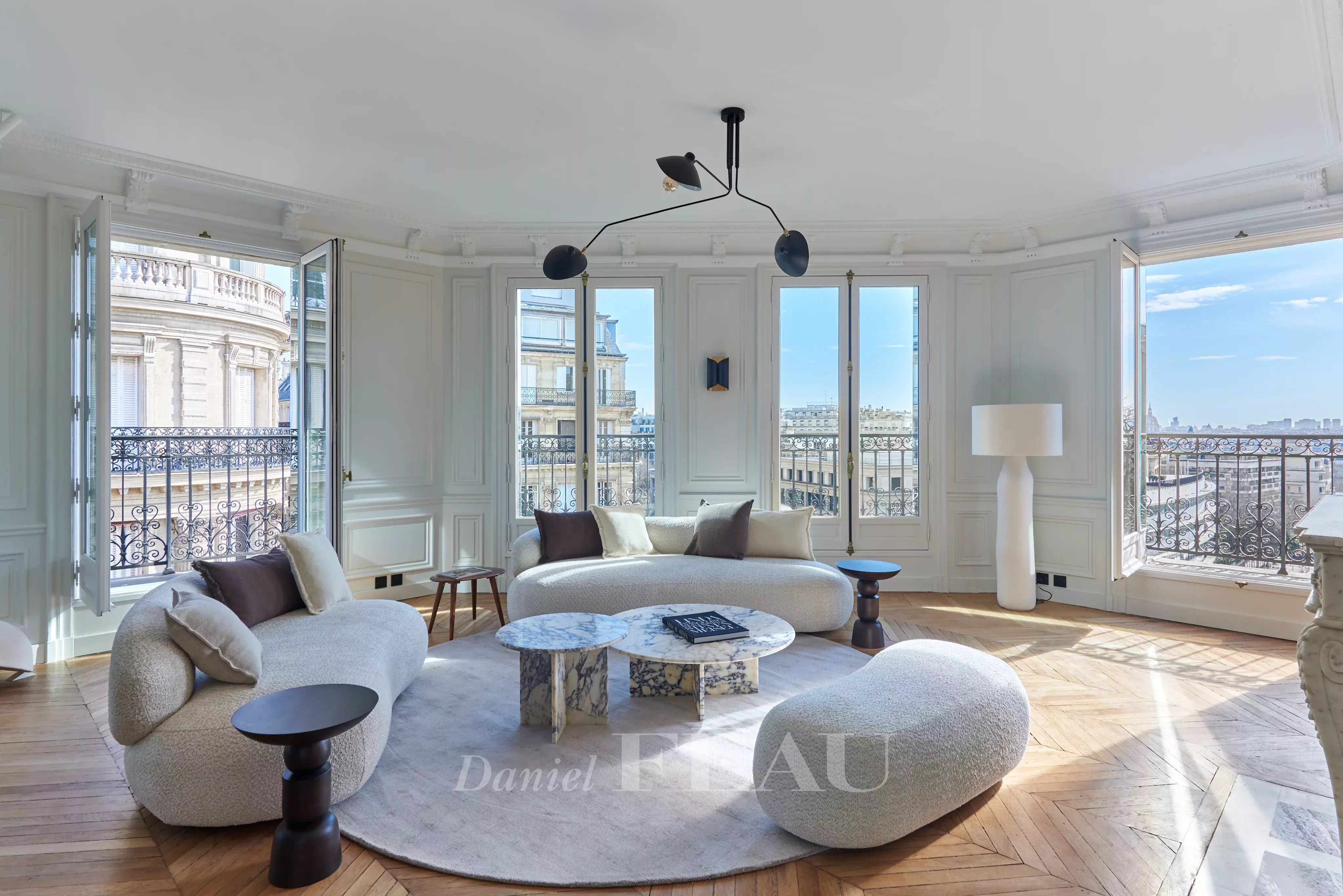 Paris 16th District – A renovated 4-bed apartment commanding superb views