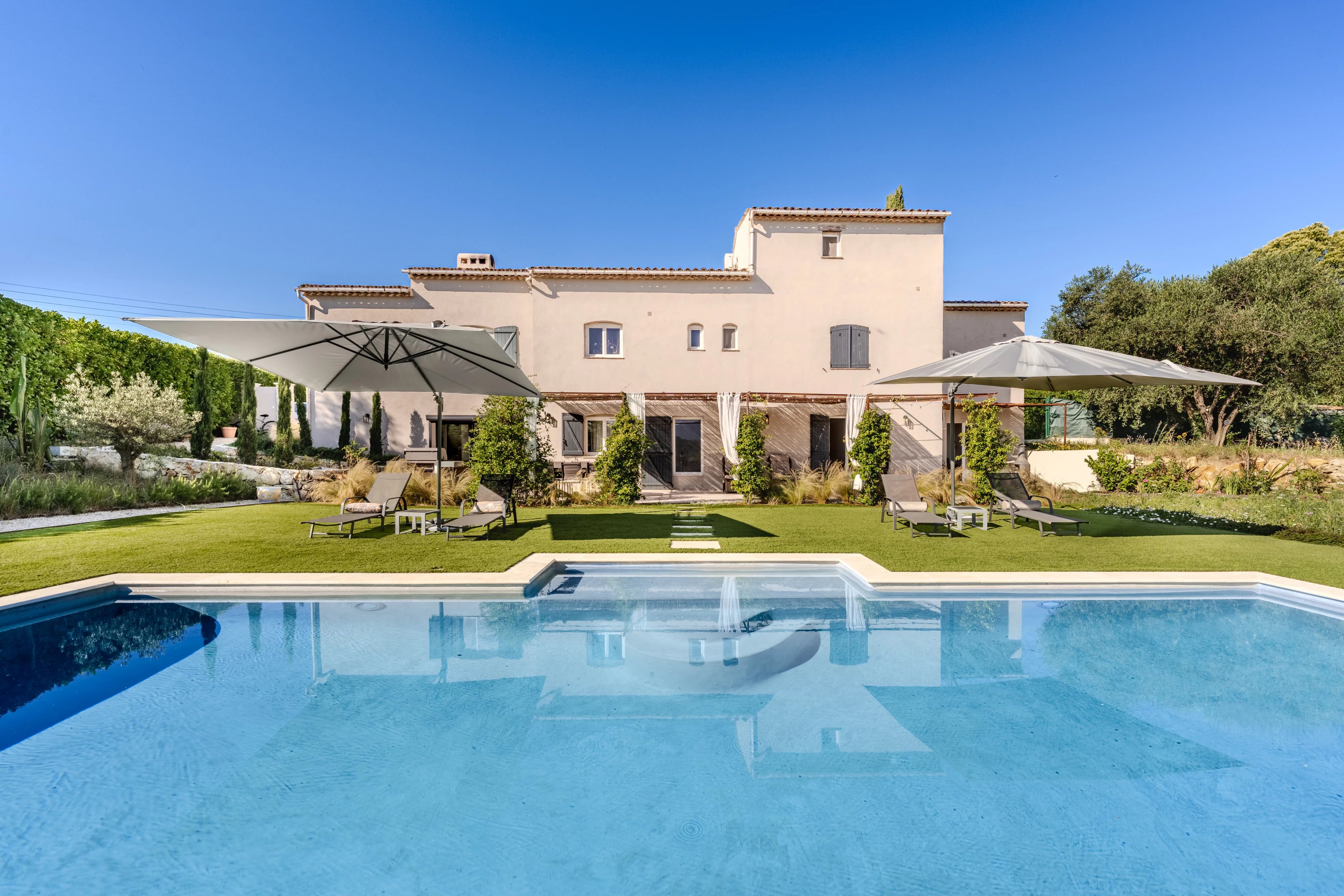Propriété comprenant 2 villas avec vue panoramique, au calme et à pied des commerces