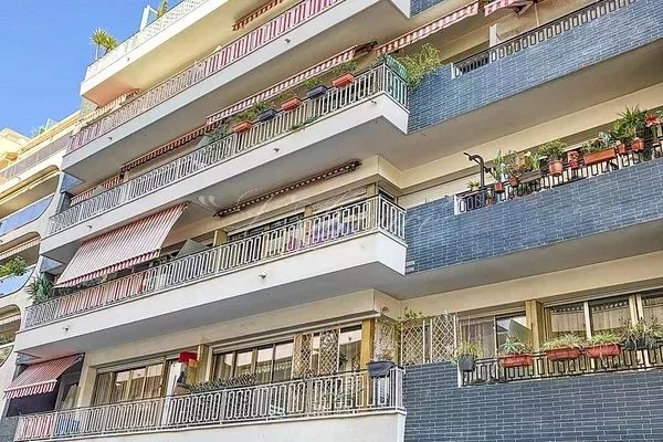 Fleurs Caffarelli spacieux deux pièces avec terrasse