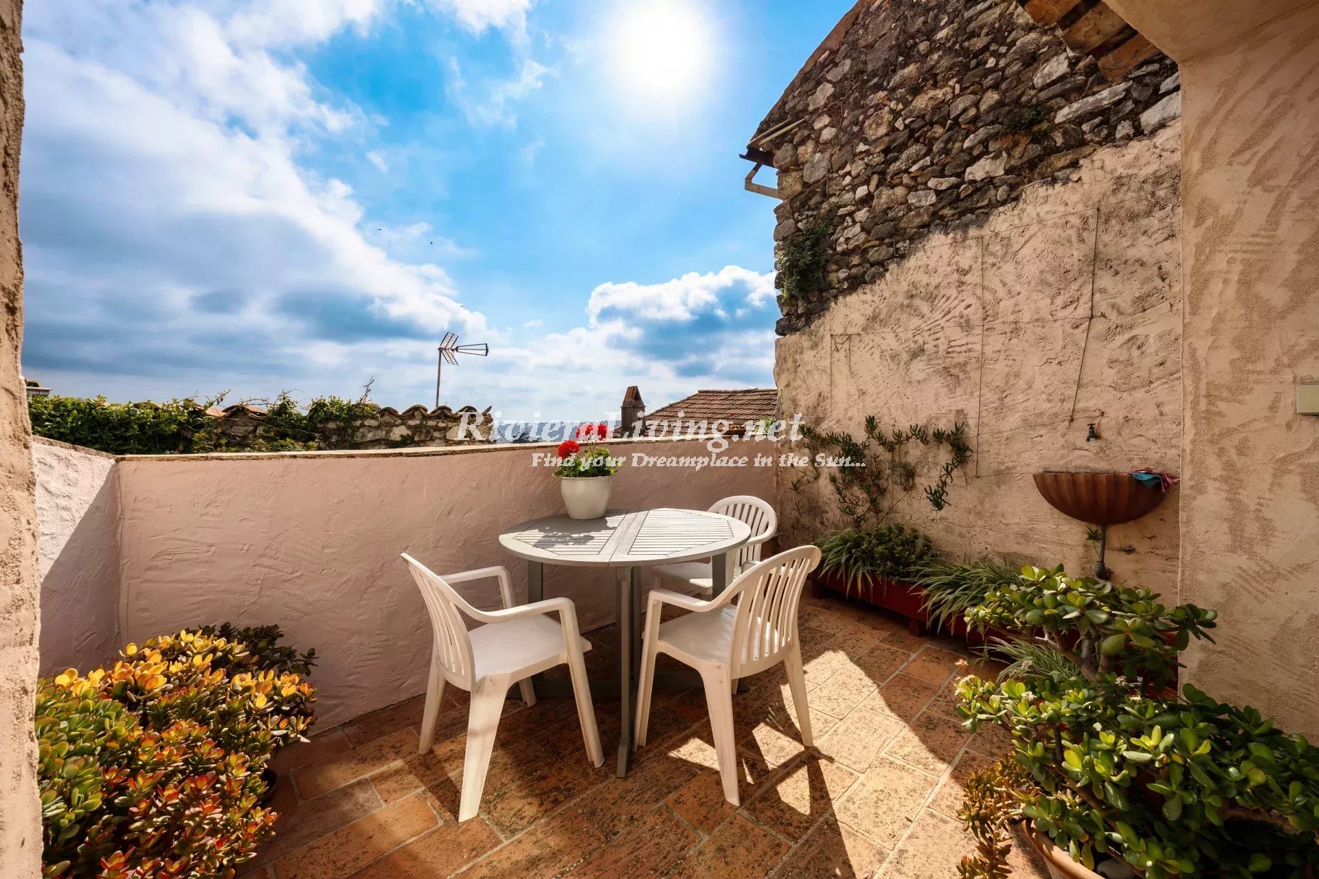 TOURRETTES-SUR-LOUP — Village House with Terrace and Sea View