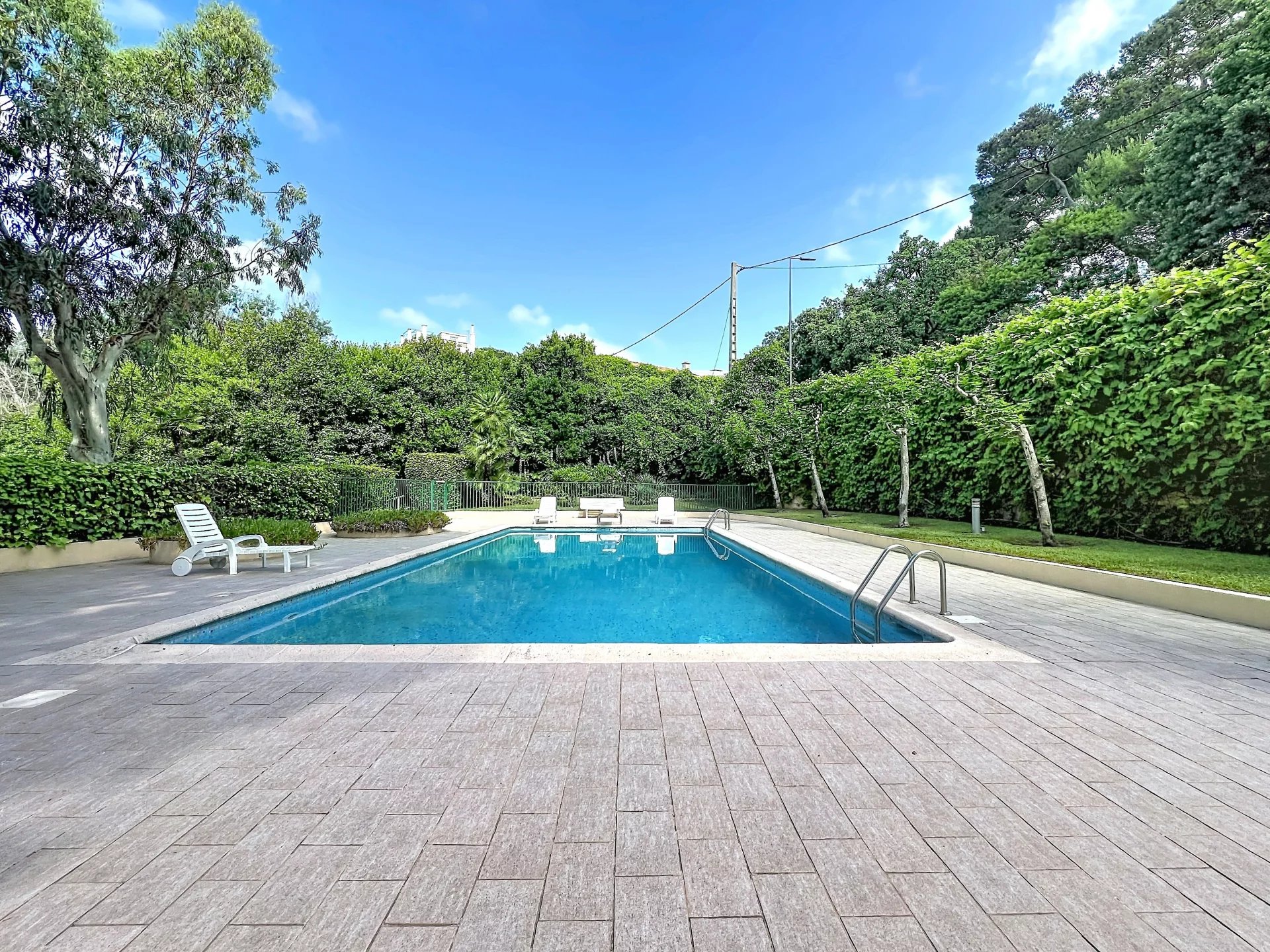 EXCLUSIVITE : 2P 67m2 EN REZ DE JARDIN - PISCINE - GARDIEN - PARKING