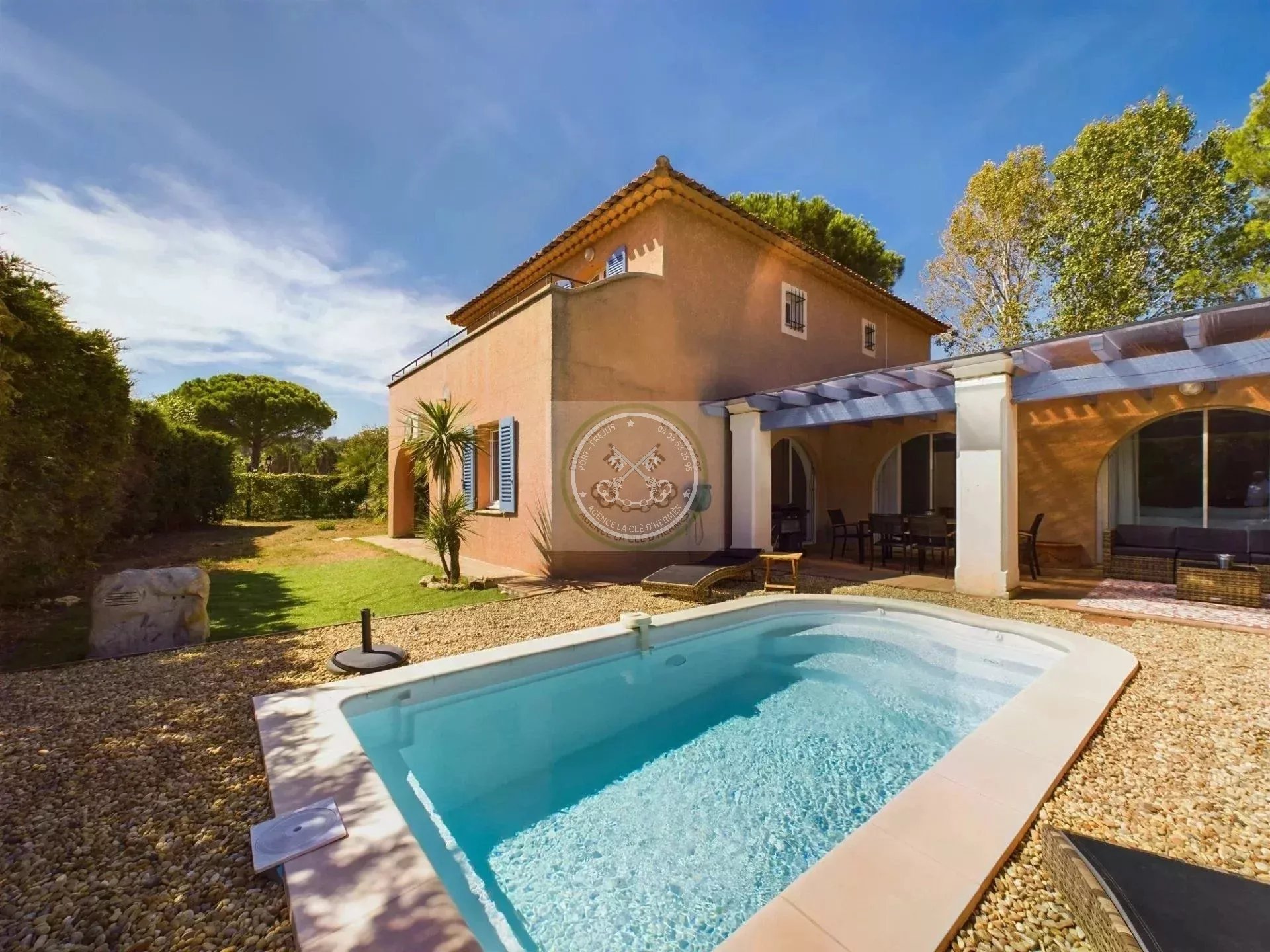 Villa Saint Aygulf 4 bedrooms Swimming pool Secure seaside estate .