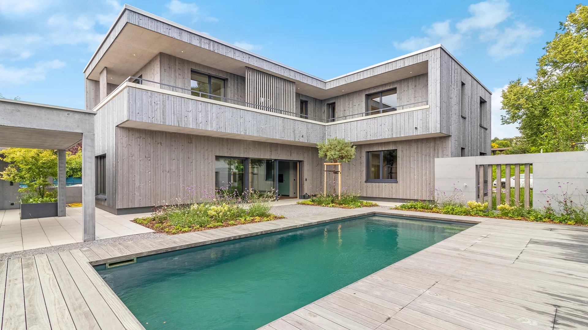 Luxe et harmonie : propriété neuve avec piscine naturelle