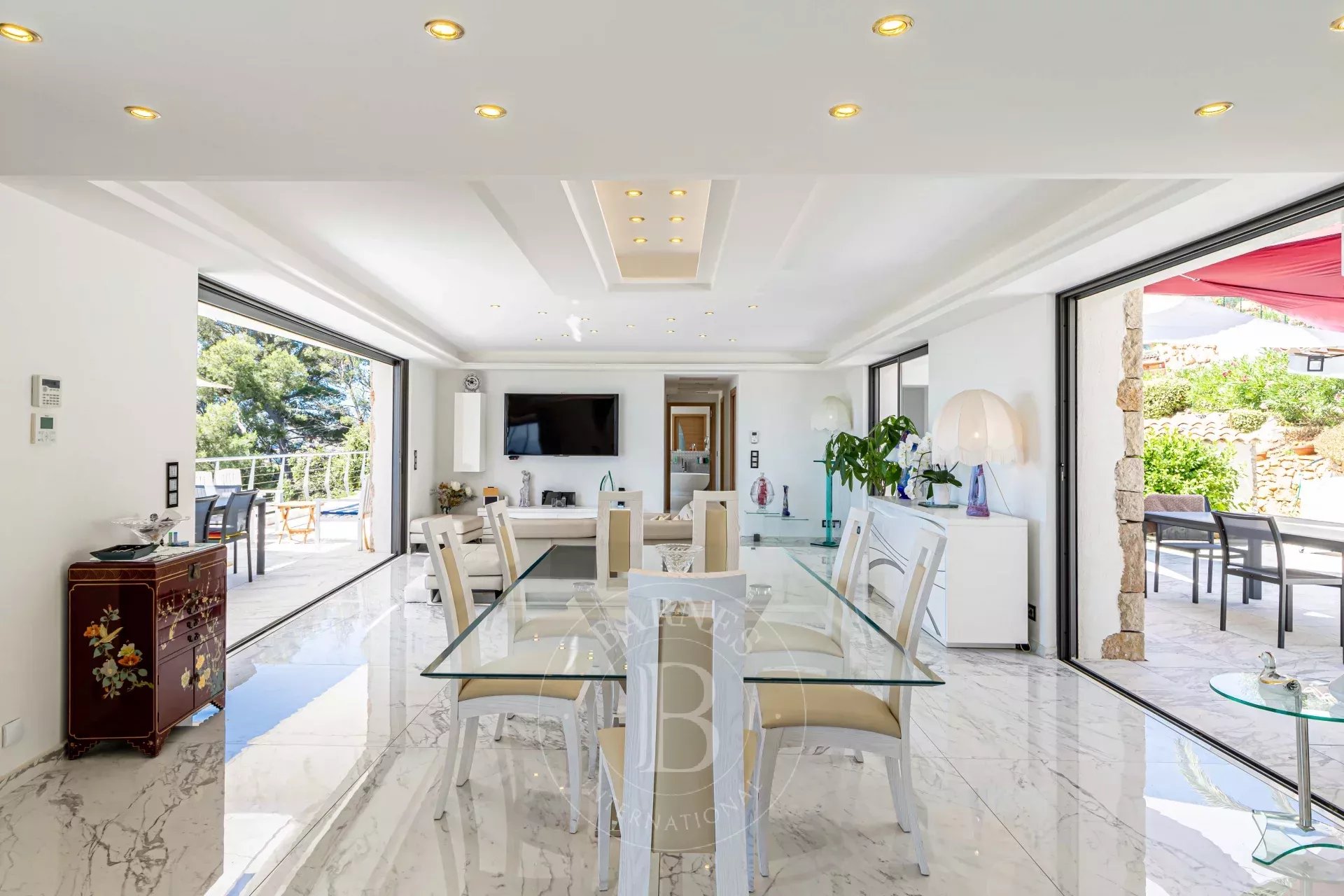 GOLFE JUAN - CALIFORNIAN VILLA - PANORAMIC SEA VIEW - picture 5