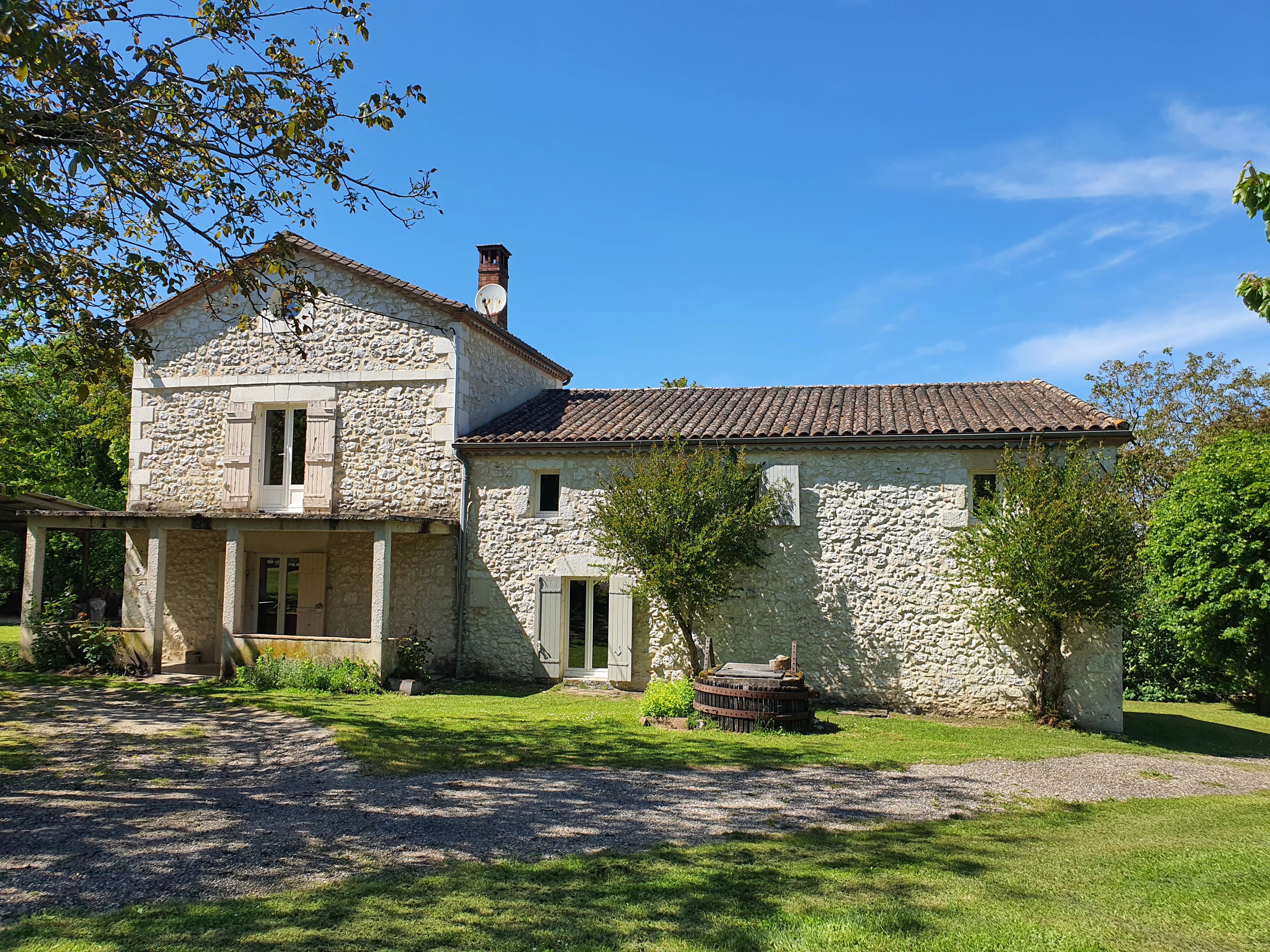 Main house, guest house and 4.3ha of land - ideal for equestrian use