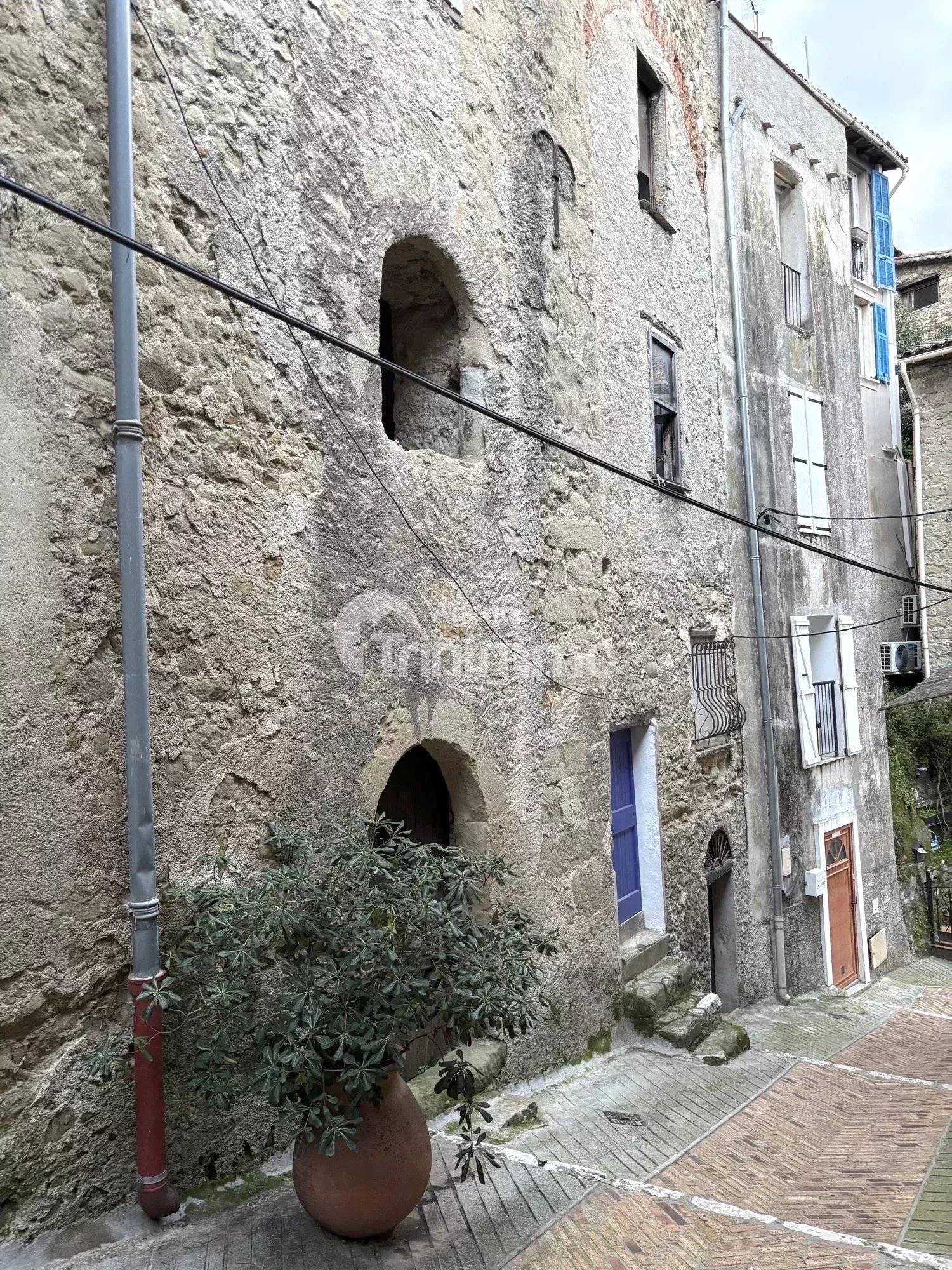 Vente Contes CAVE 110 M²