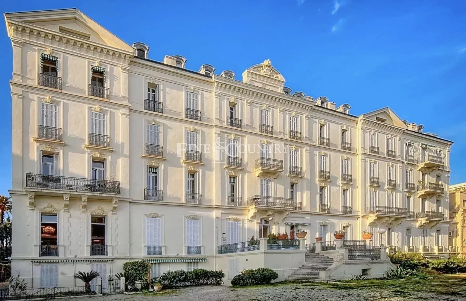 Photo of APARTMENT FOR SALE CANNES SEA VIEW