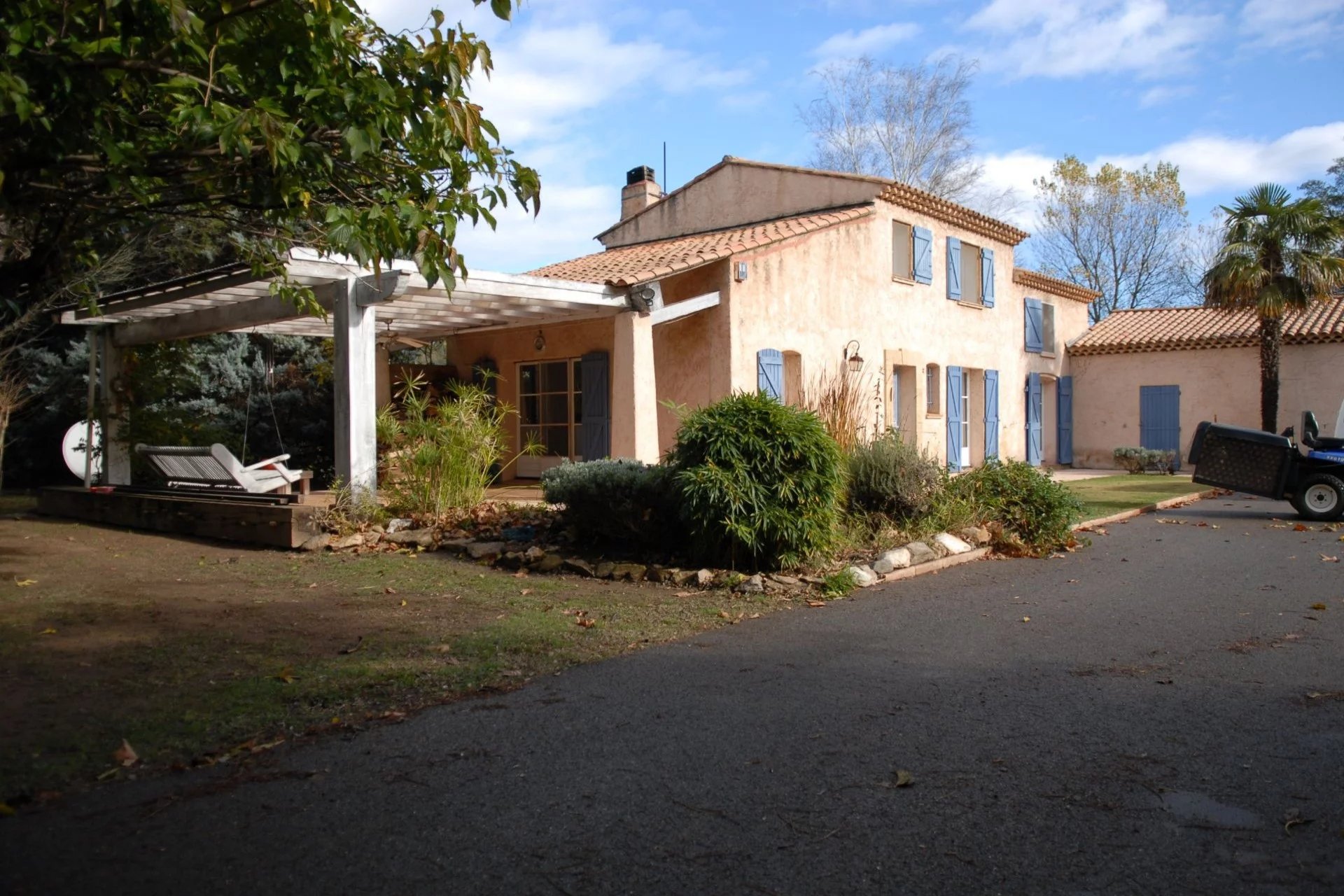 MAGNIFIQUE DOMAINE EN TOUTE INTIMITÉ, AVEC VUE IMPRENABLE SUR LA VALLÉE, LA FORÊT ET LE MASSIF DES MAURES