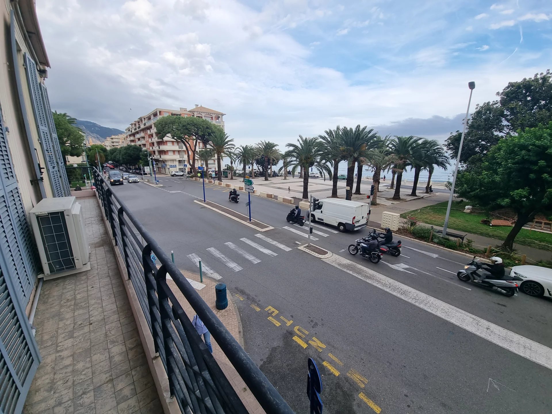 Centre ville Menton, 2p balcon, très lumineux!