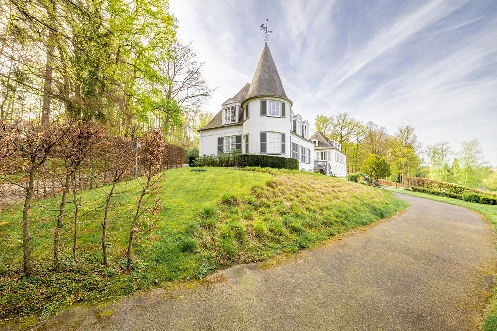 OPTIE - Lipszyc villa gerenoveerd op een privédomein van 7 ha