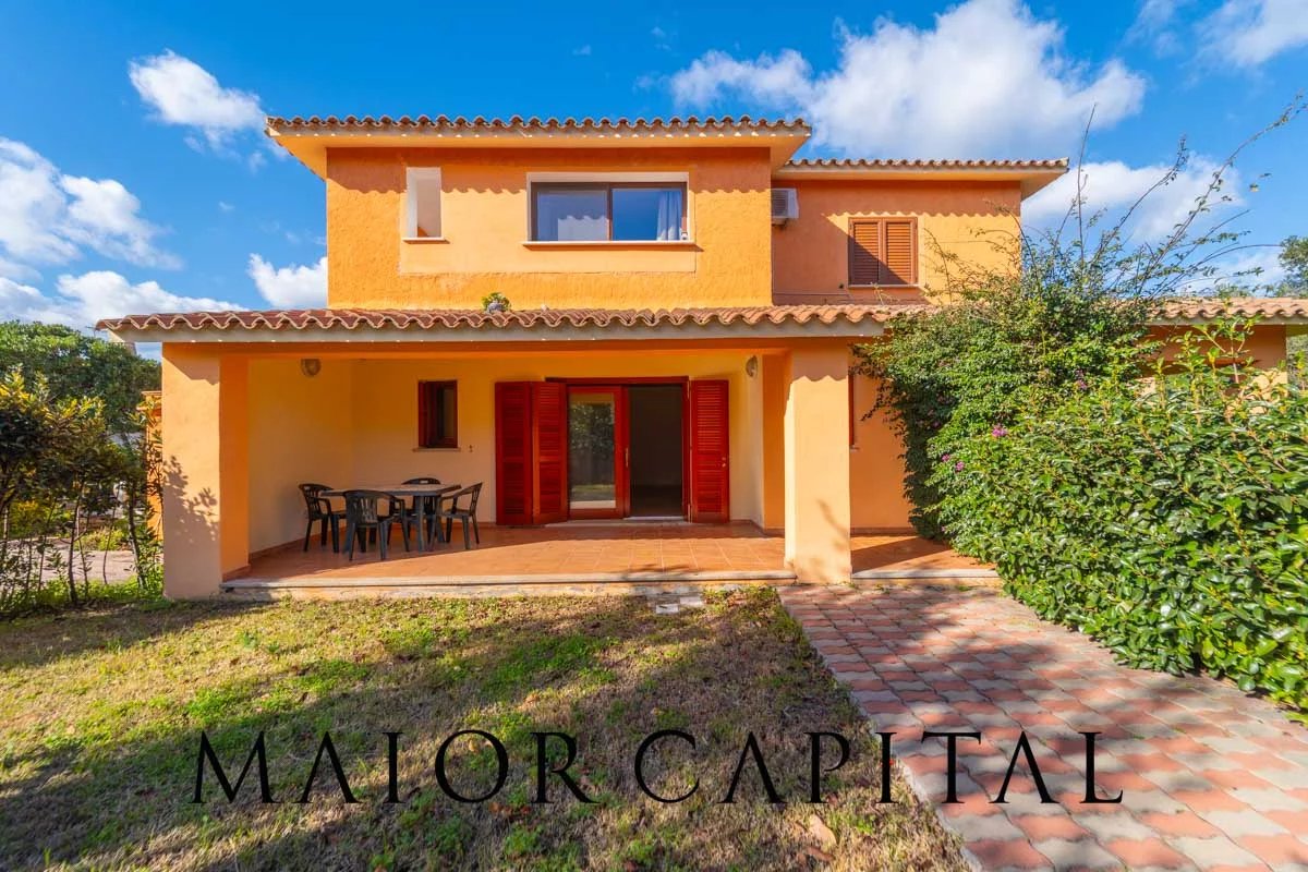 San Teodoro | Porzione di villa con doppio giardino a pochi passi da La Cinta