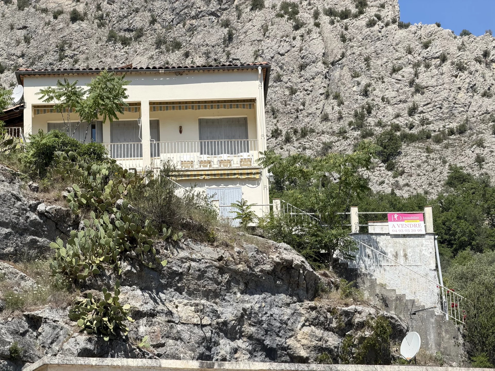 Maison divisée en deux appartements + terrain 1250m²
