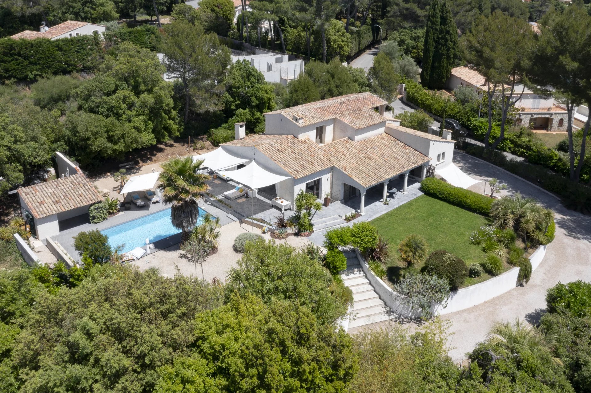 Proche Valbonne, Spacieuse villa rénovée avec piscine, au calme avec vue verdure et aperçu mer