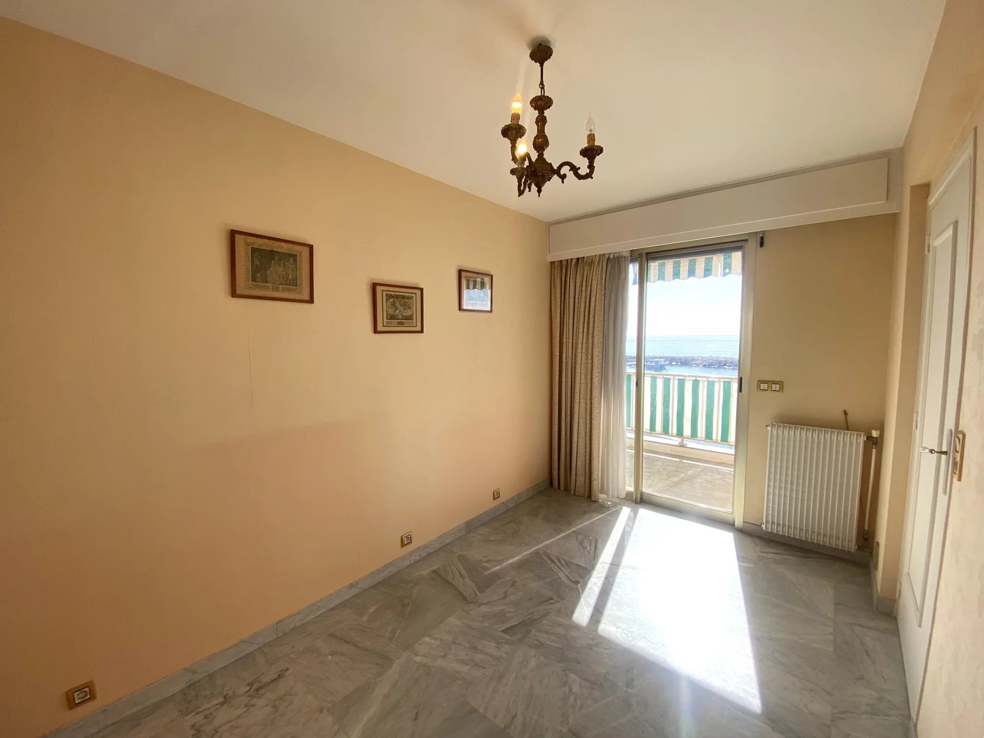 IN VENDITA ROQUEBRUNE CAP MARTIN - FRONTE MARE 2LOCALI 43MQ CON TERRAZZA 12MQ CANTINA