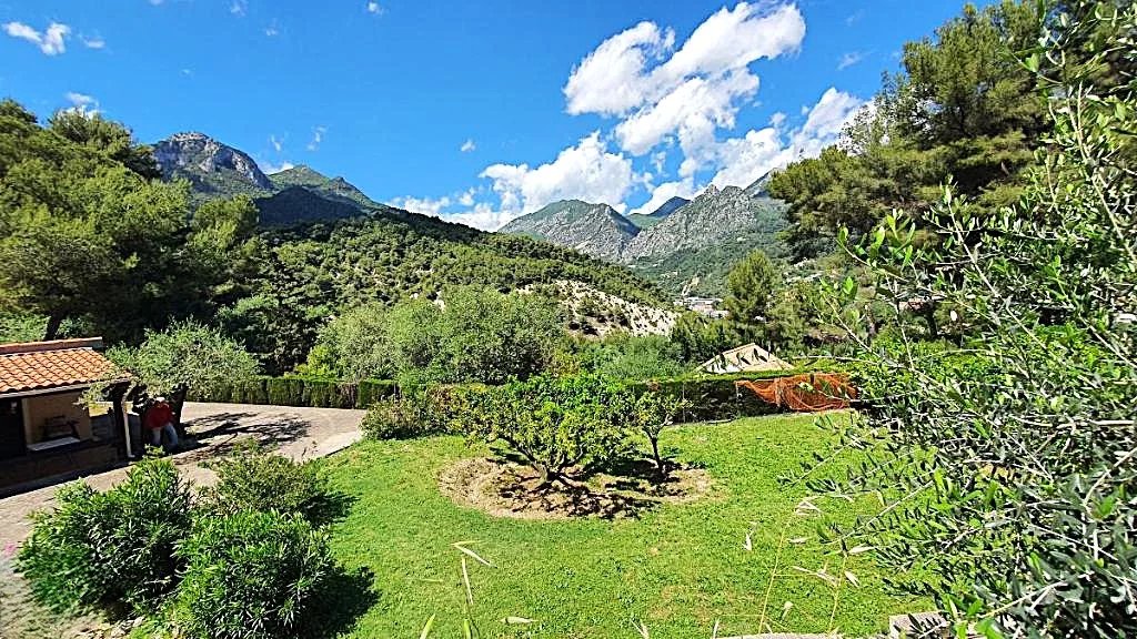 Terreno di 2400 m2 in vendita con batis