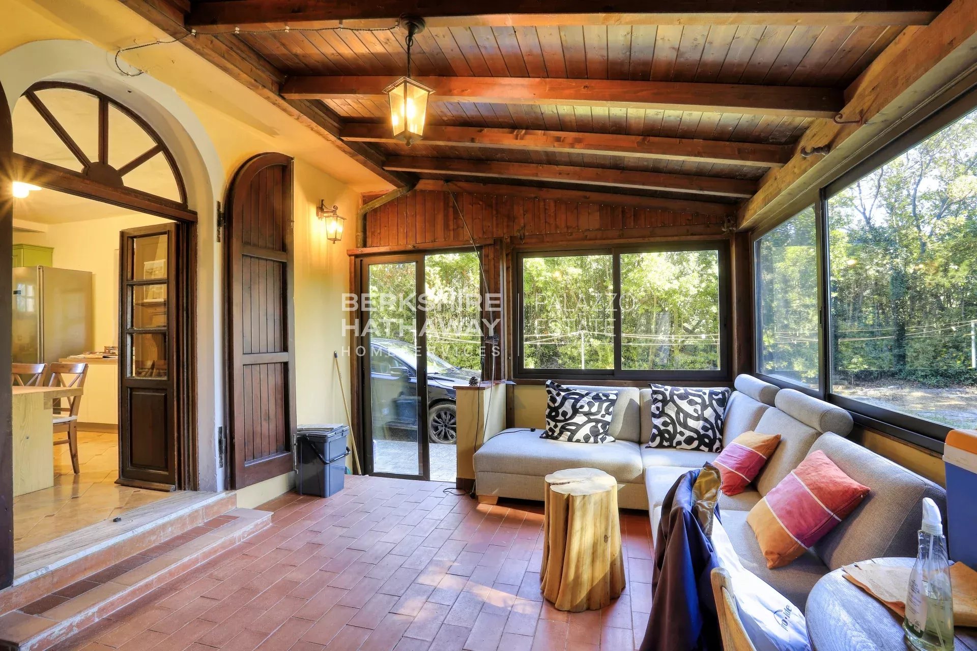 Elegante Villa d'Epoca con Vista Mare e Piscina a Riparbella