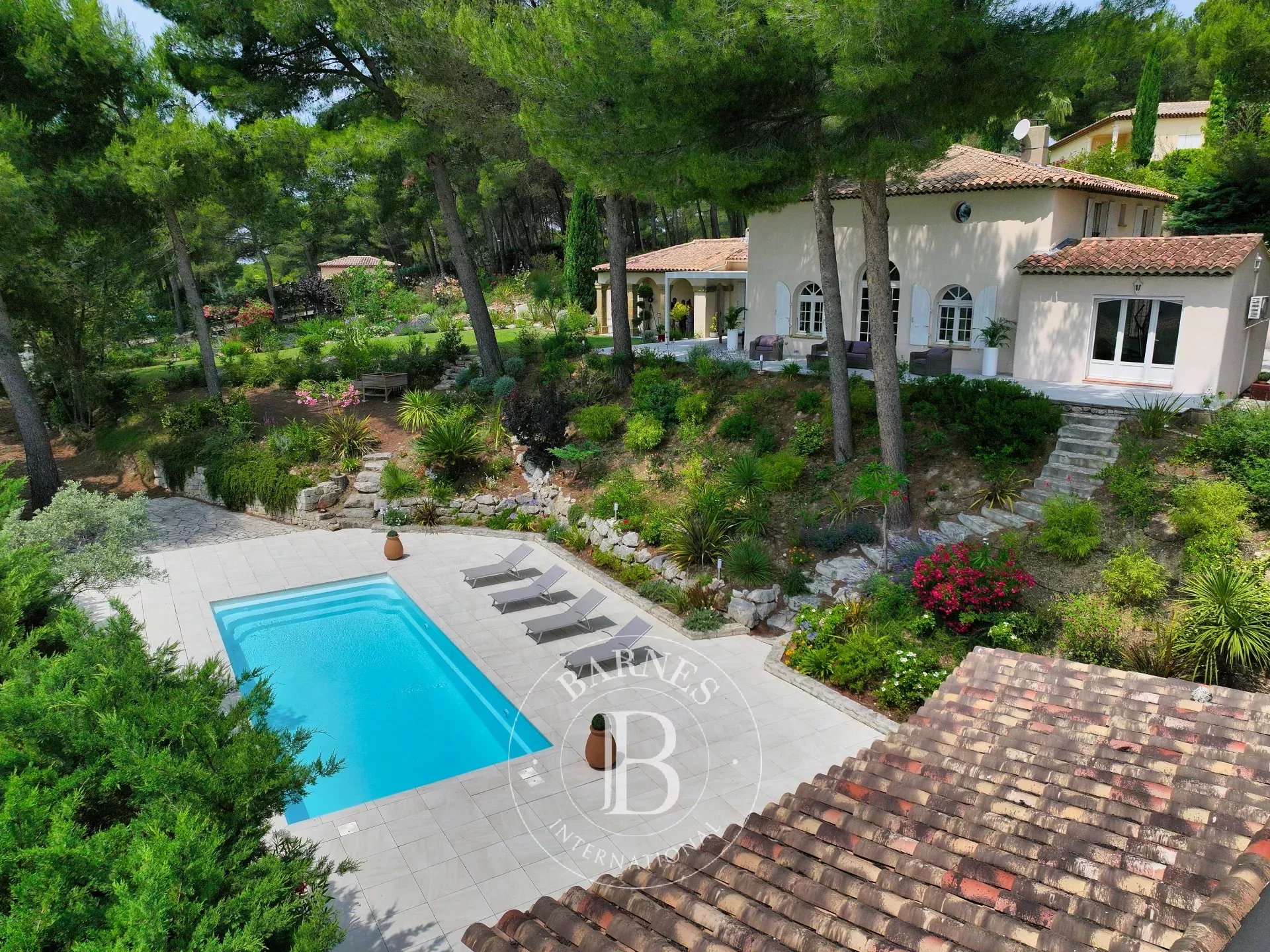 UNDER SALE OFFER - NEAR AIX-EN-PROVENCE - EXCEPTIONAL PANORAMIC VIEW -200M2 - 5 BEDROOMS - SWIMMING POOL - GARAGE