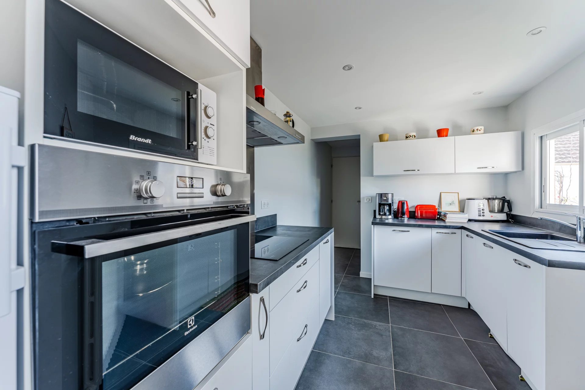 TOWN HOUSE A STONE'S THROW FROM THE BEACH AND SHOPS