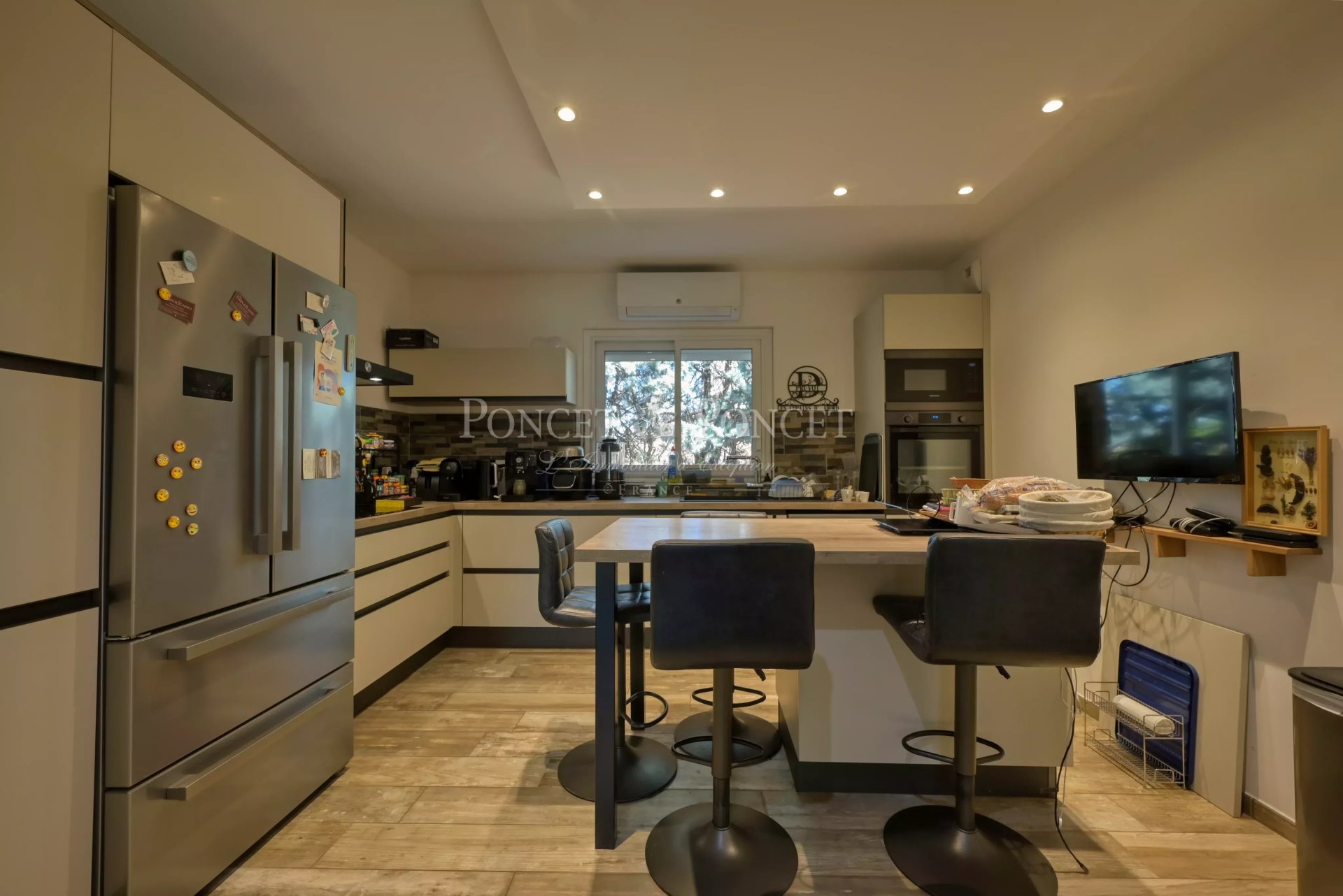 6 Bedroom Villa/Townhouse's Image 8