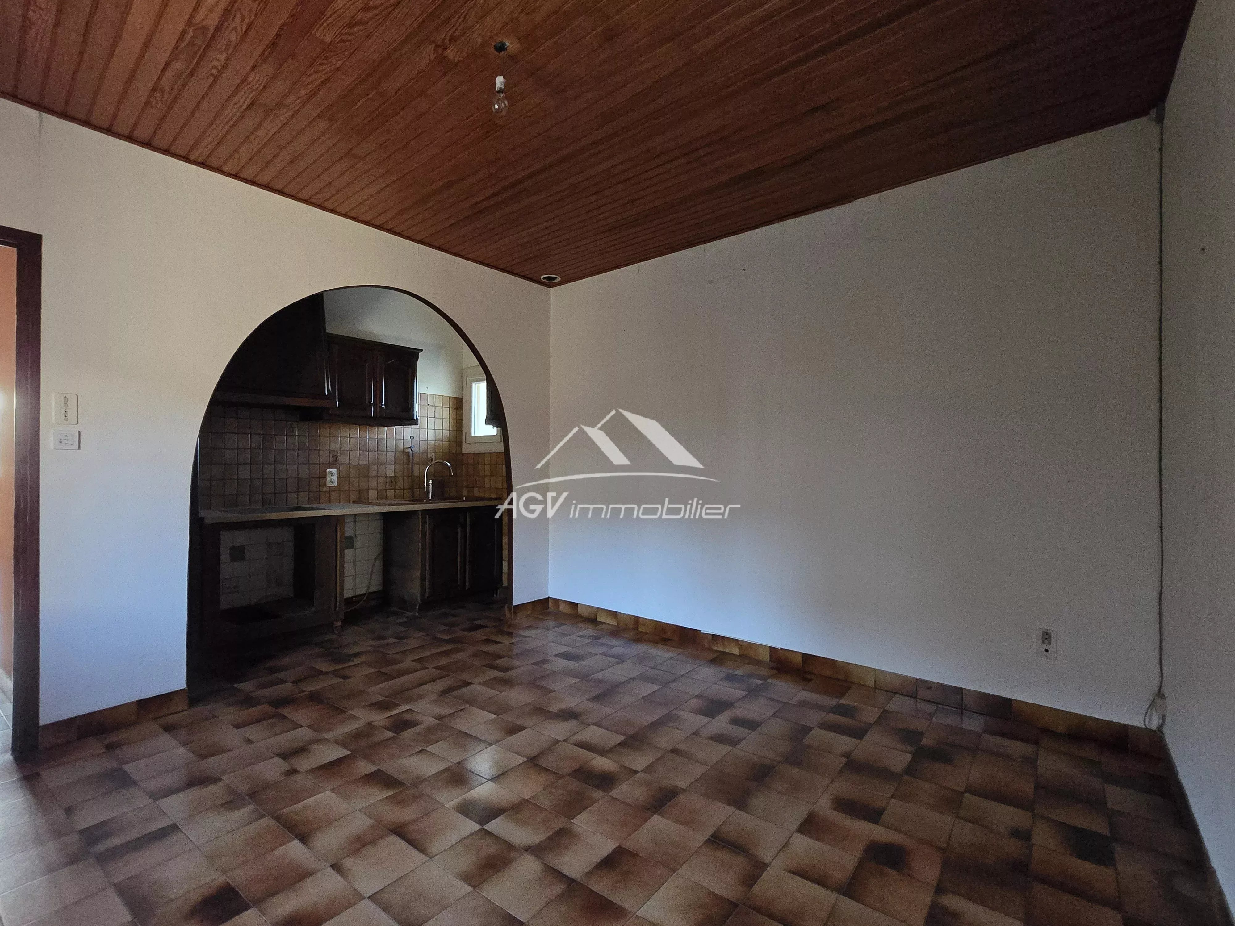 Maison en pierres, 2 logements,double garage