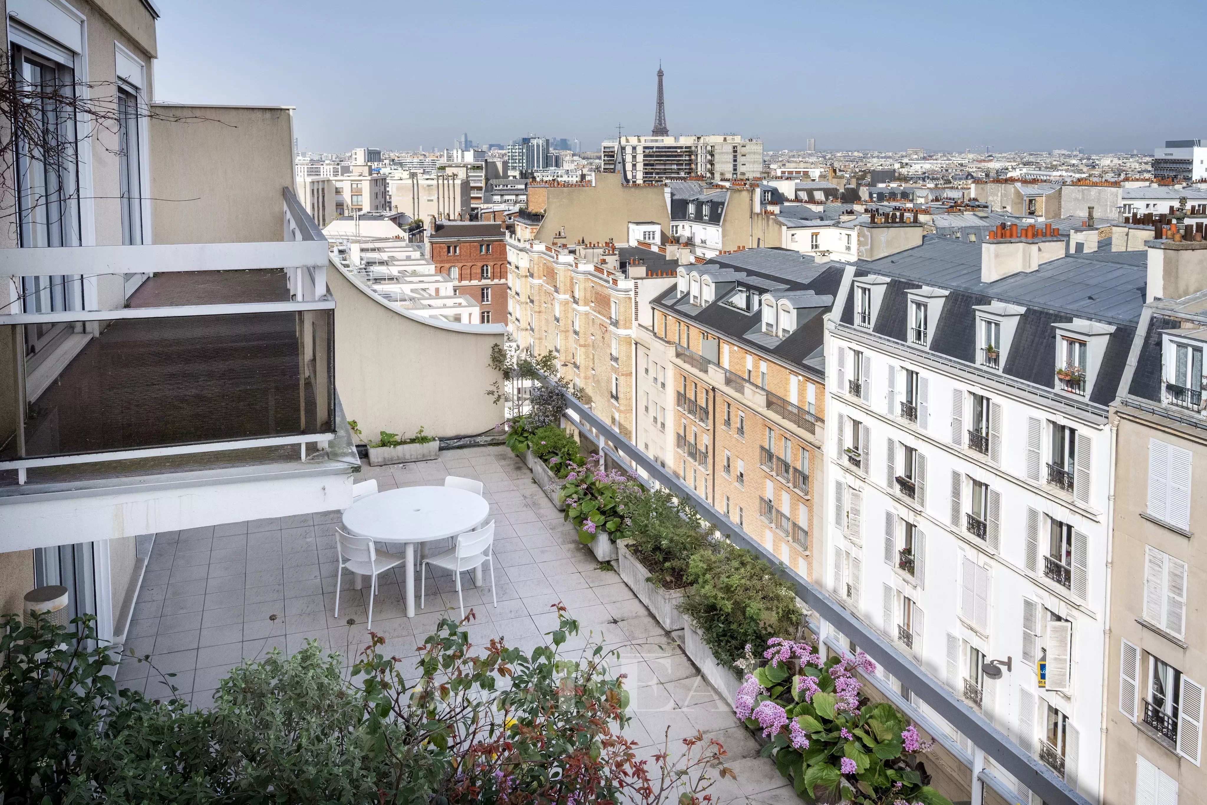 Paris 15th District – A 4-bed apartment with a terrace and balconies