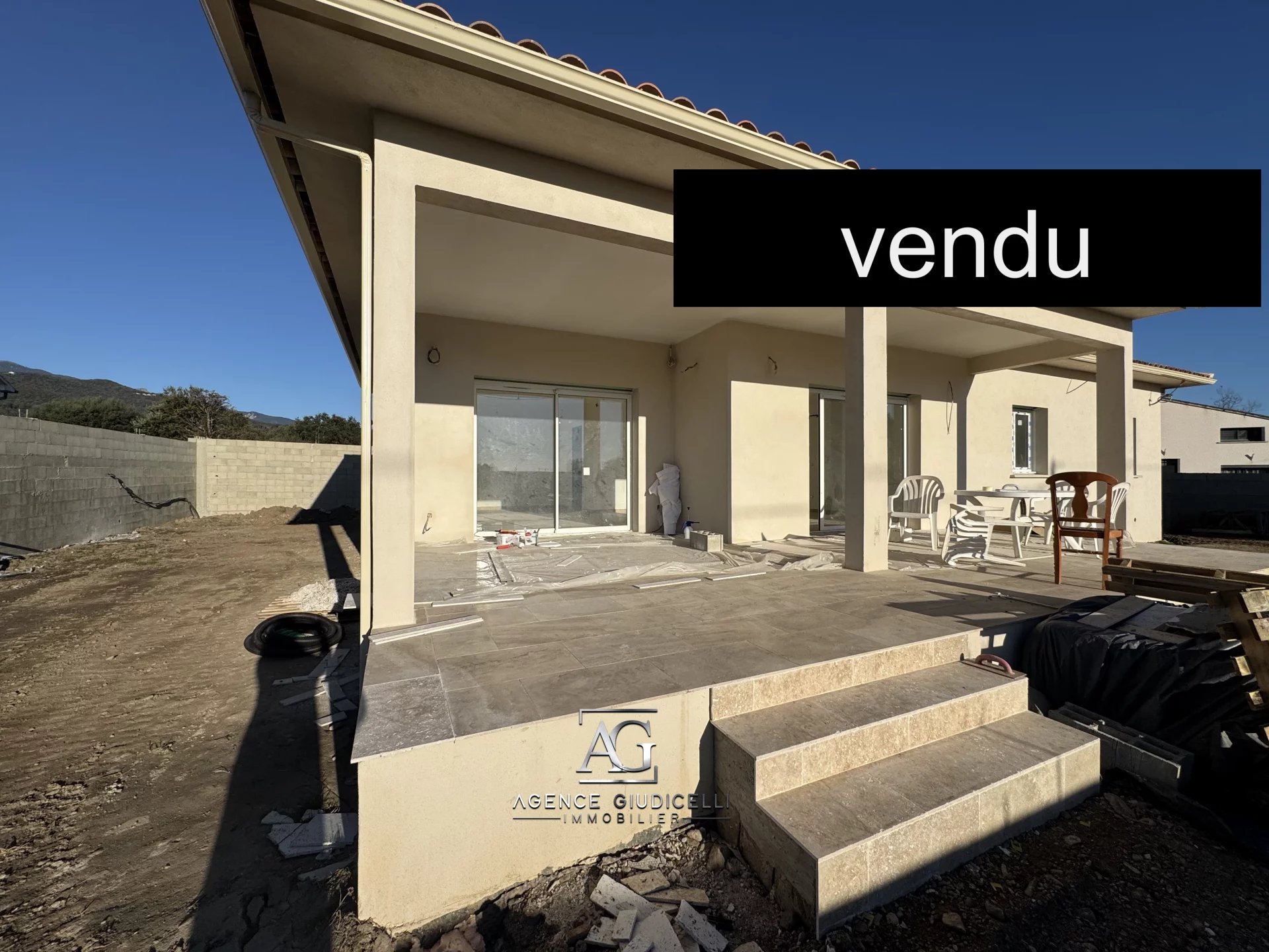 VILLA  4 PIÈCES AVEC PISCINE ET GARAGE