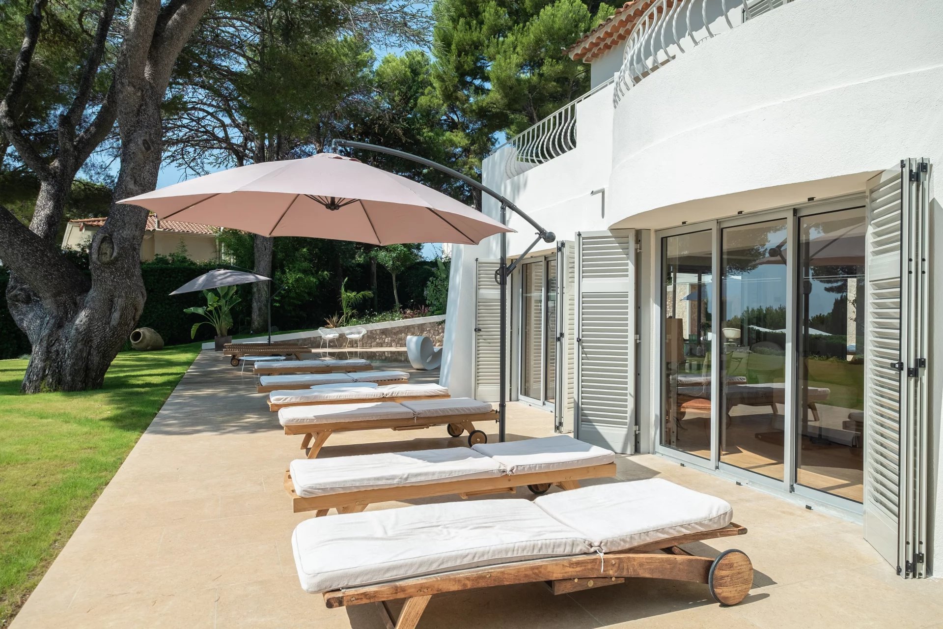 Provencal villa with flat gardens, pool and sea views