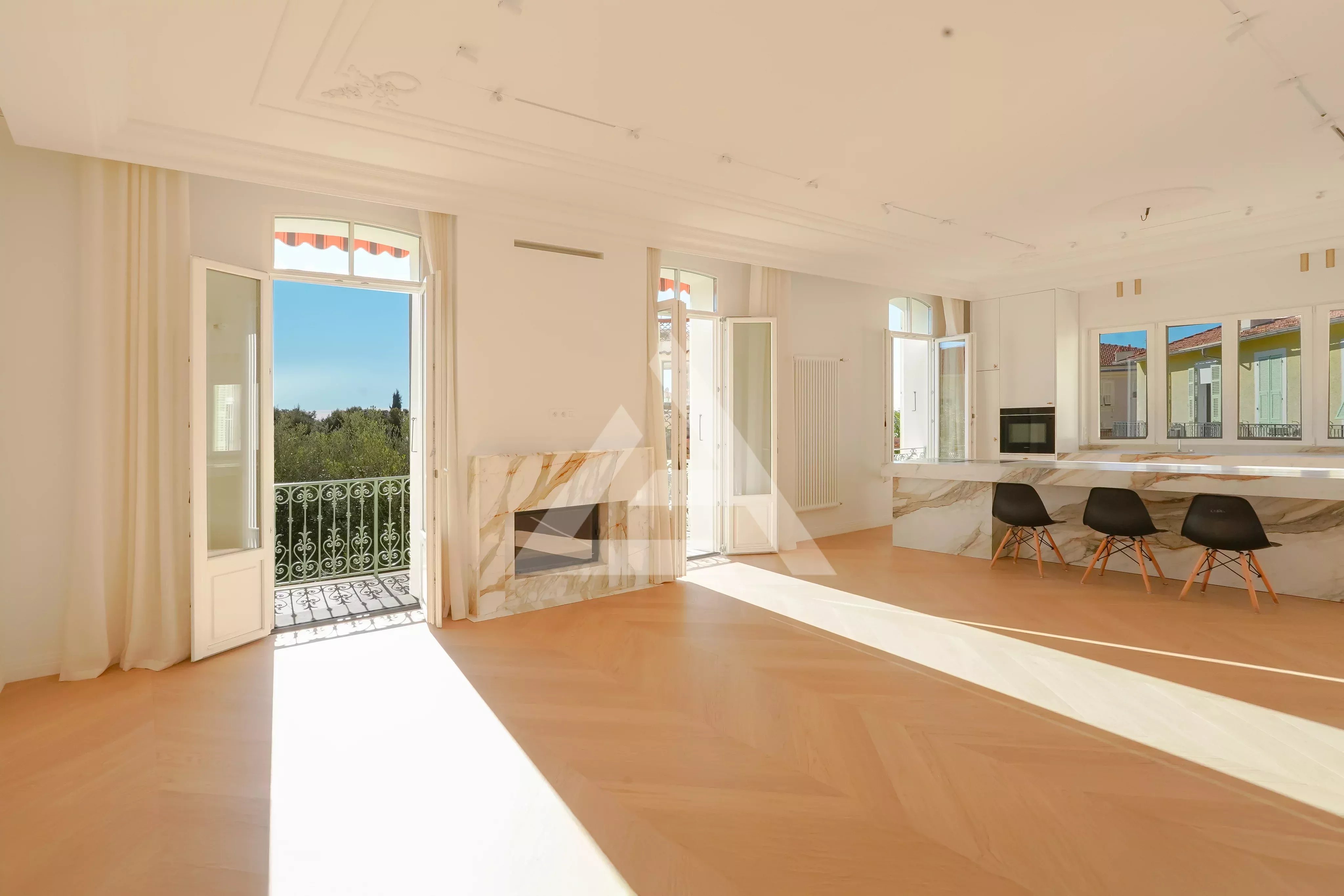 CAP D'AIL - APPARTEMENT SPACIEUX - DERNIER ETAGE AVEC JARDIN