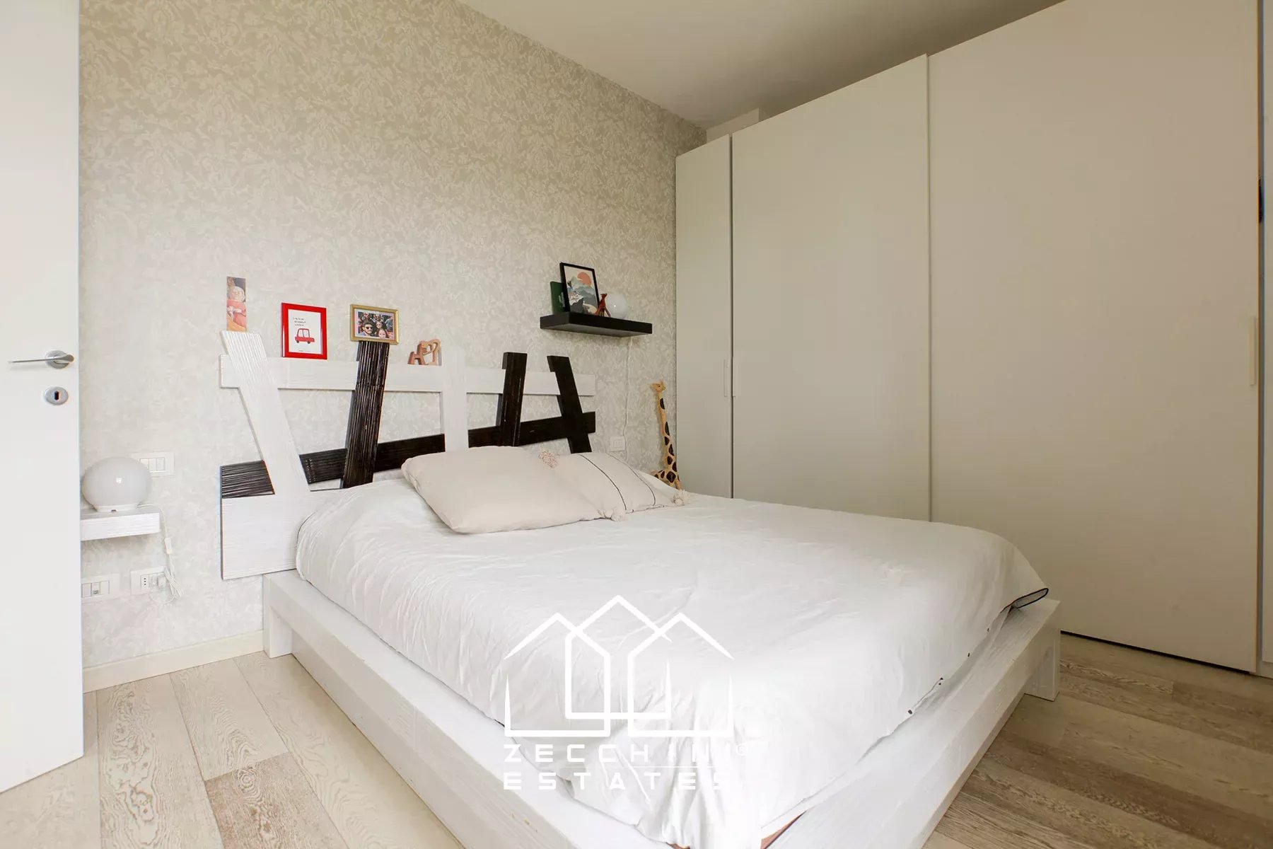 Pleasant one-bedroom with large terrace.