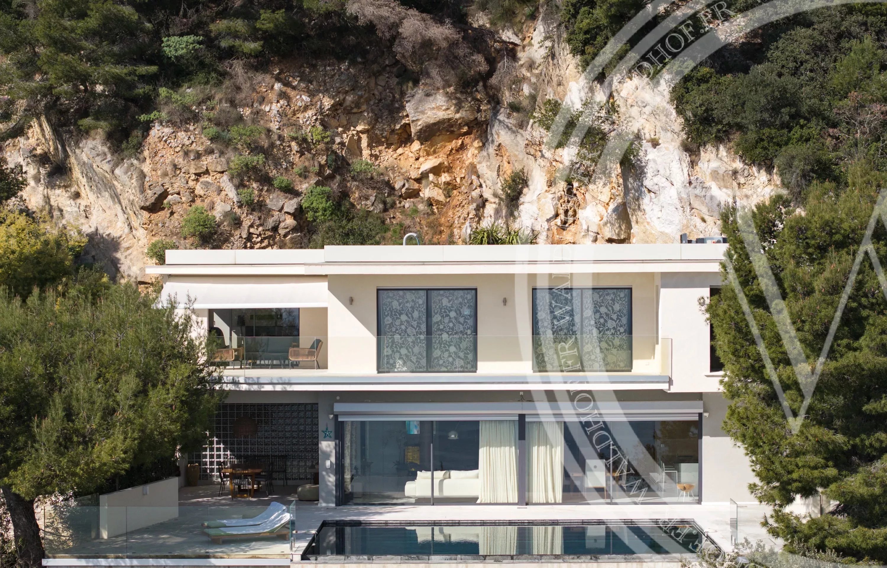 Villa contemporaine avec vue panoramique sur la mer et piscine à débordement surplombant le Cap Ferrat à seulement 21 minutes de Monaco