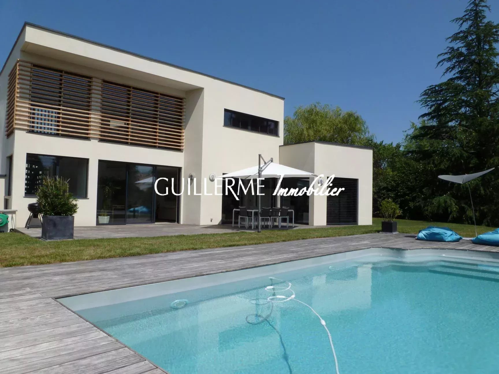 MAISON CONTEMPORAINE CENTRE VILLAGE