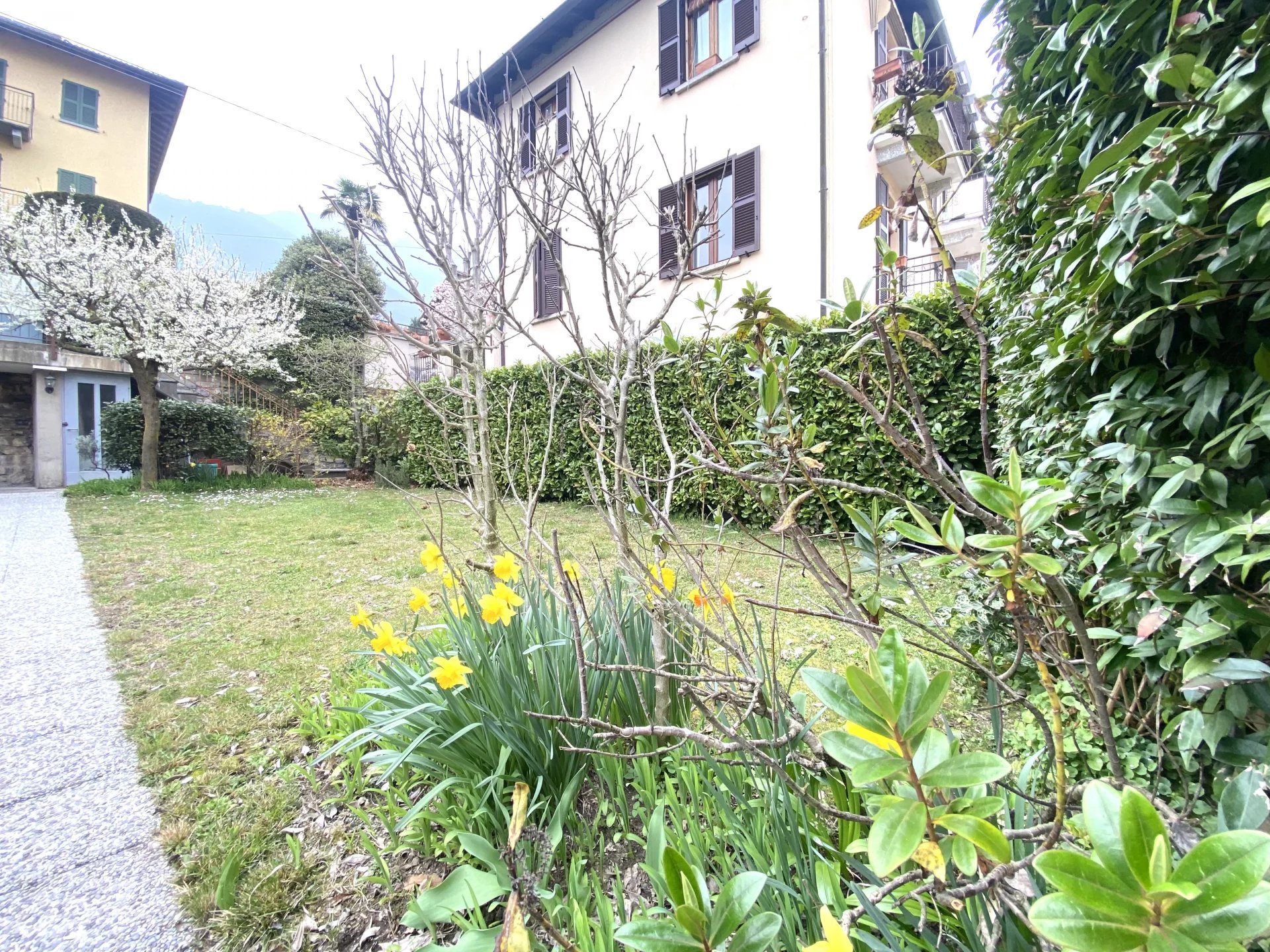 splendido tre locali e servizi con giardino e posto auto