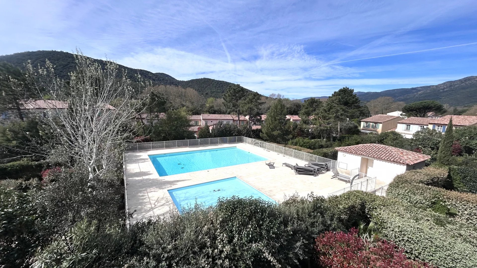 A vendre - A la Mole - T2 lumineux avec balcon vue piscine & collines | Garage & Cave | Clé en main