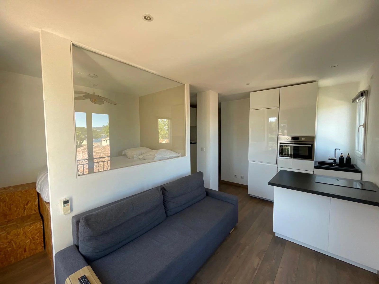 Sea view studio within walking distance to the beach
