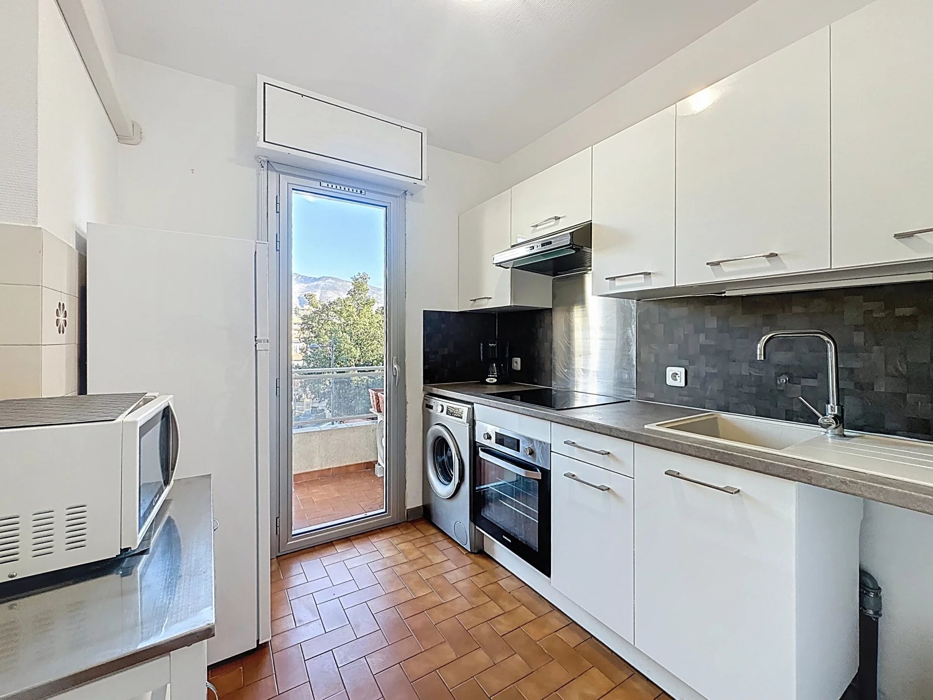 CARNOLES - 2 PIECES TERRASSE ET POSS. PARKING