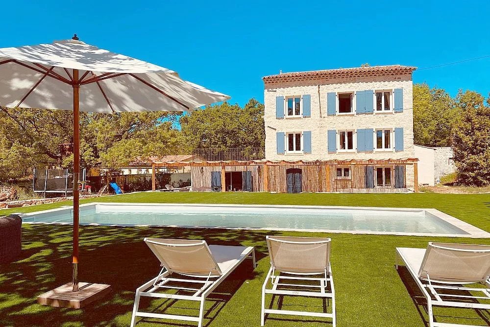 Fayence – Maison en pierre rénovée avec 5 chambres, piscine et terrain de 2 000 m²