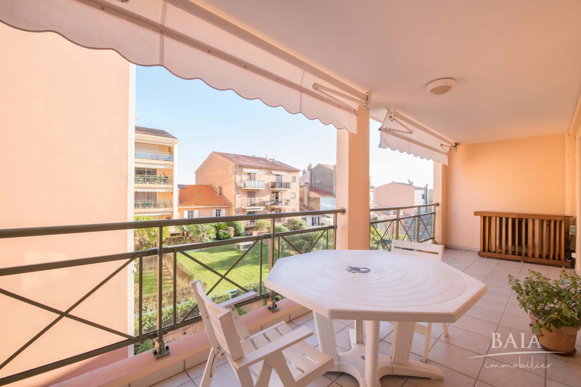 ** RARE FOR SALE ** 5-room flat of about 135m² in the HYPERCENTRE of Sainte-Maxime.