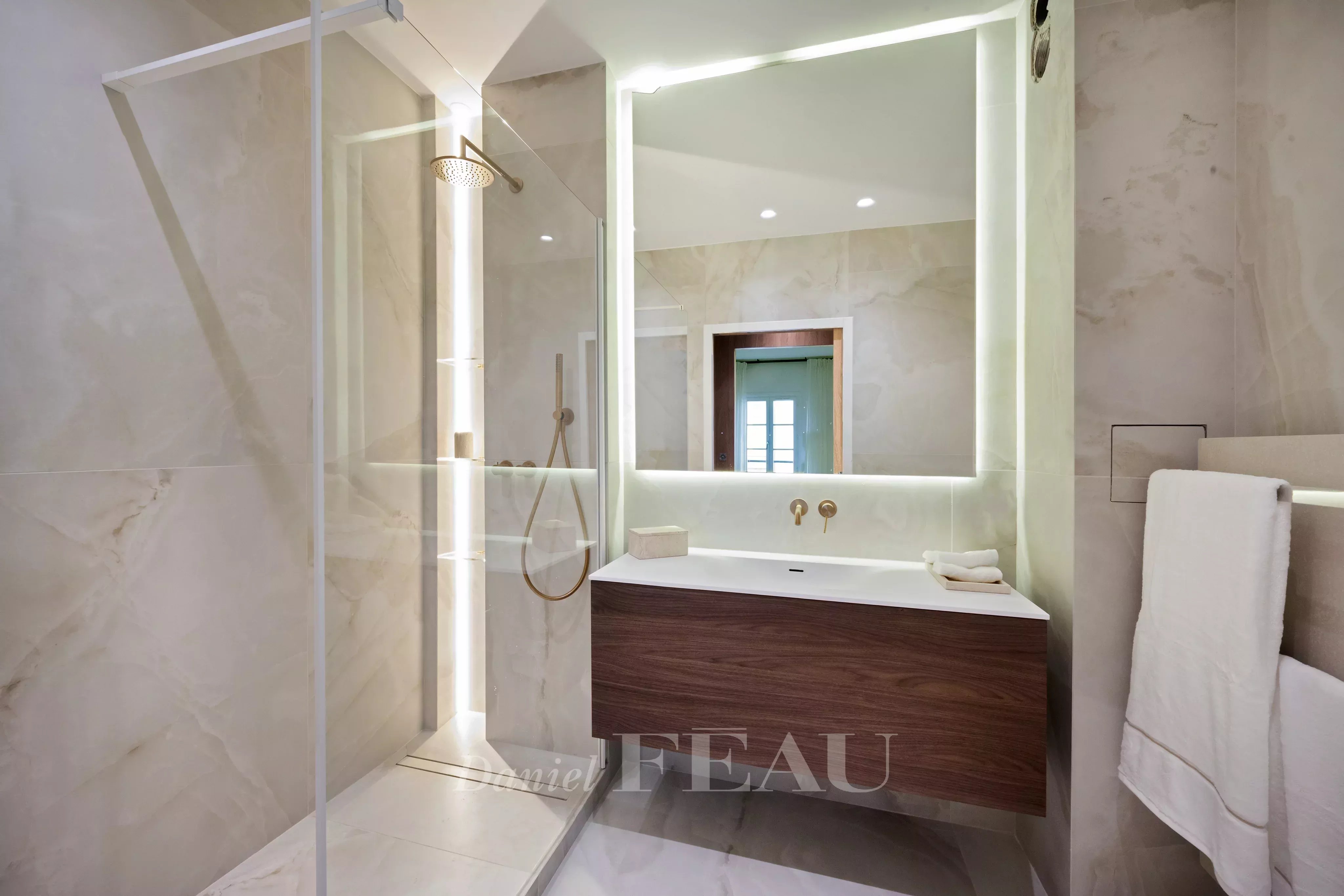 Sale Apartment Paris 3rd