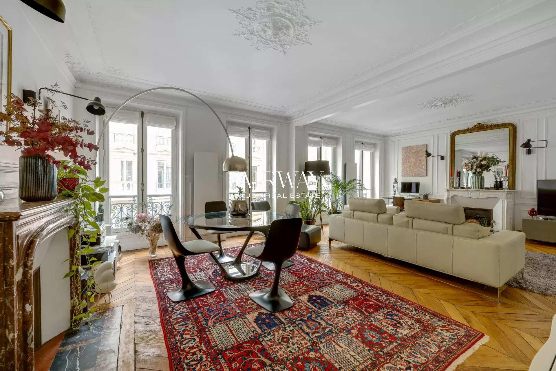 Paris 8e – pied à terre lumineux 75 m², parquet et moulures