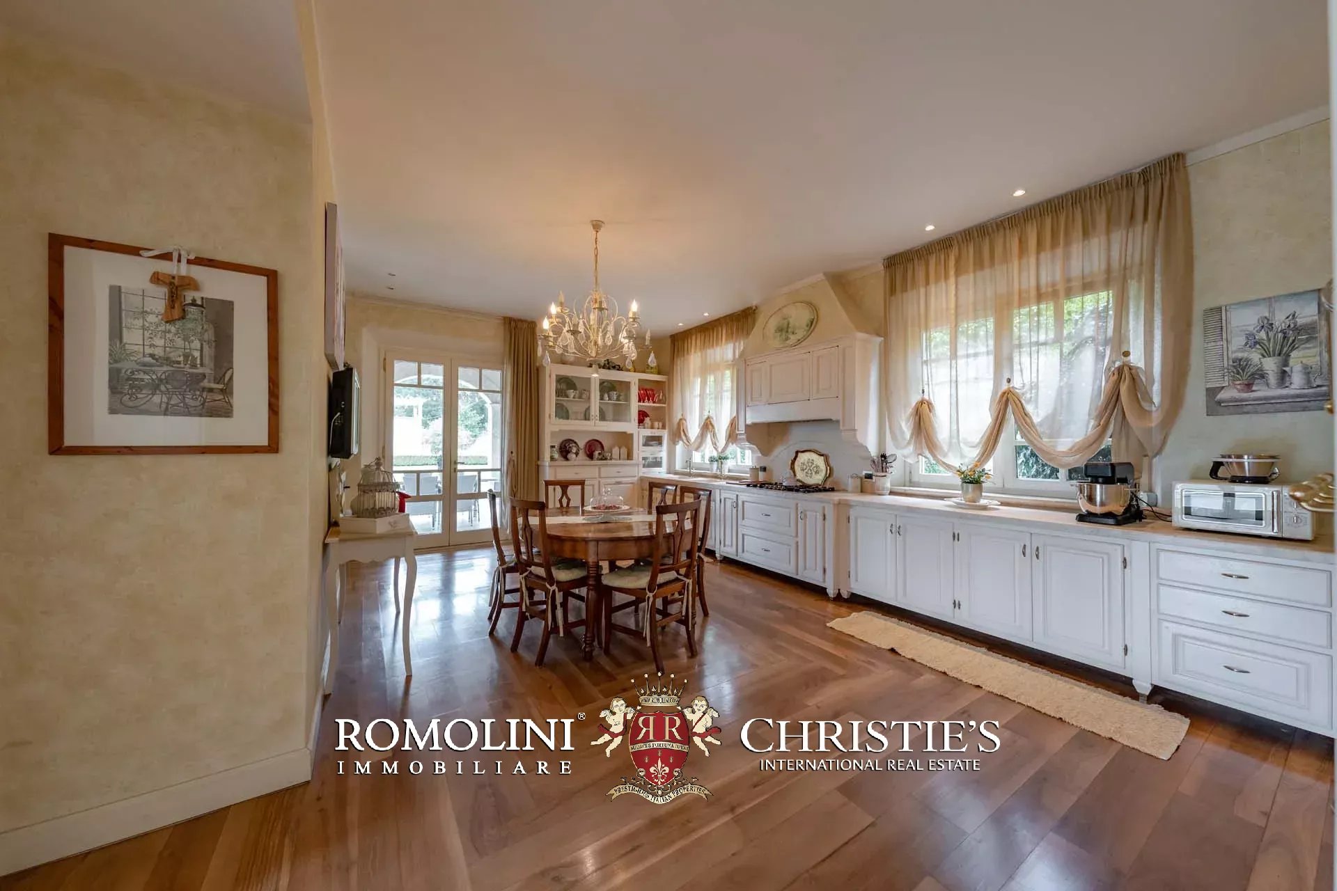 10 Bedroom Villa/Townhouse's Image 20