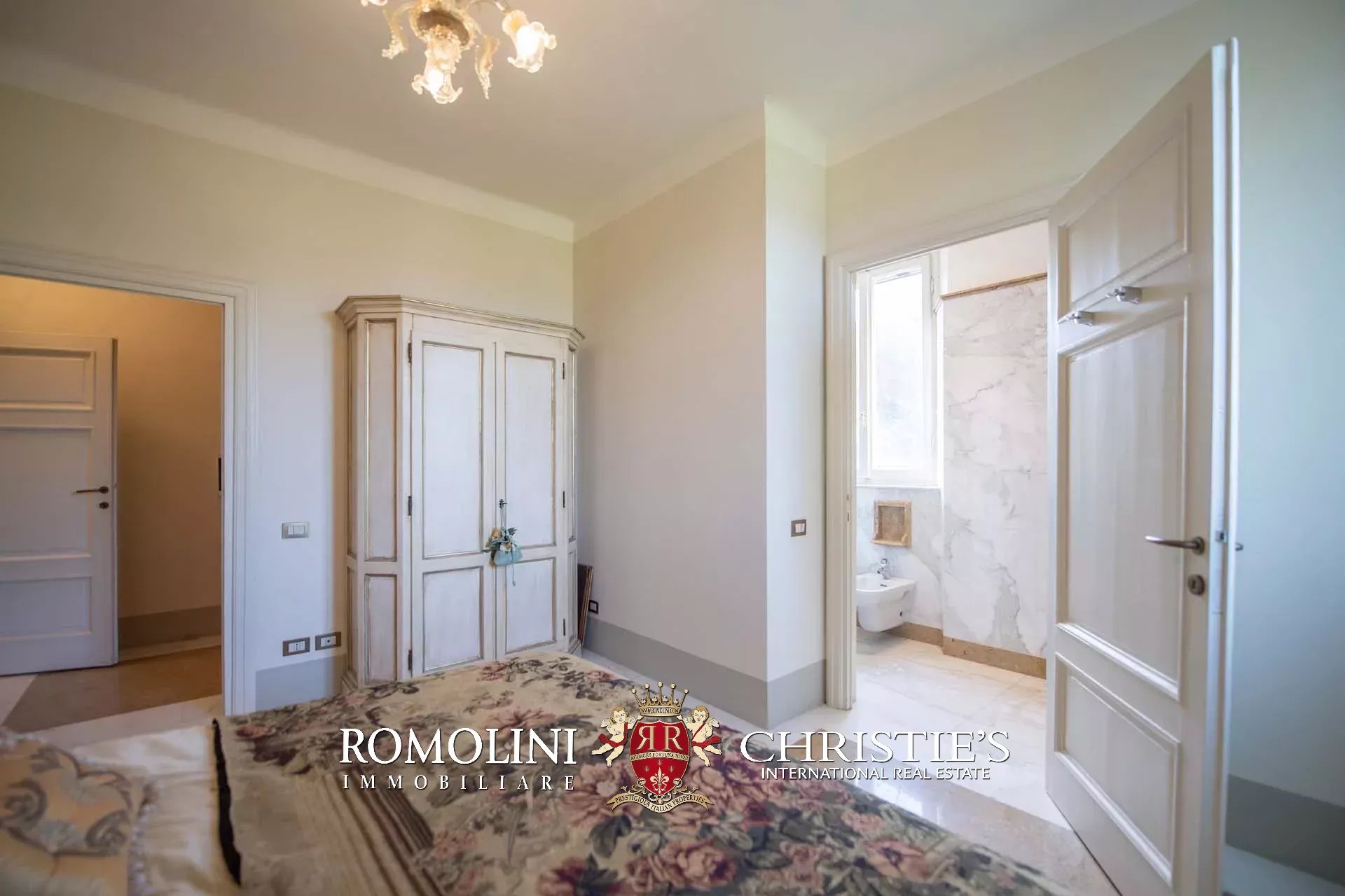 8 Bedroom Villa/Townhouse's Image 41