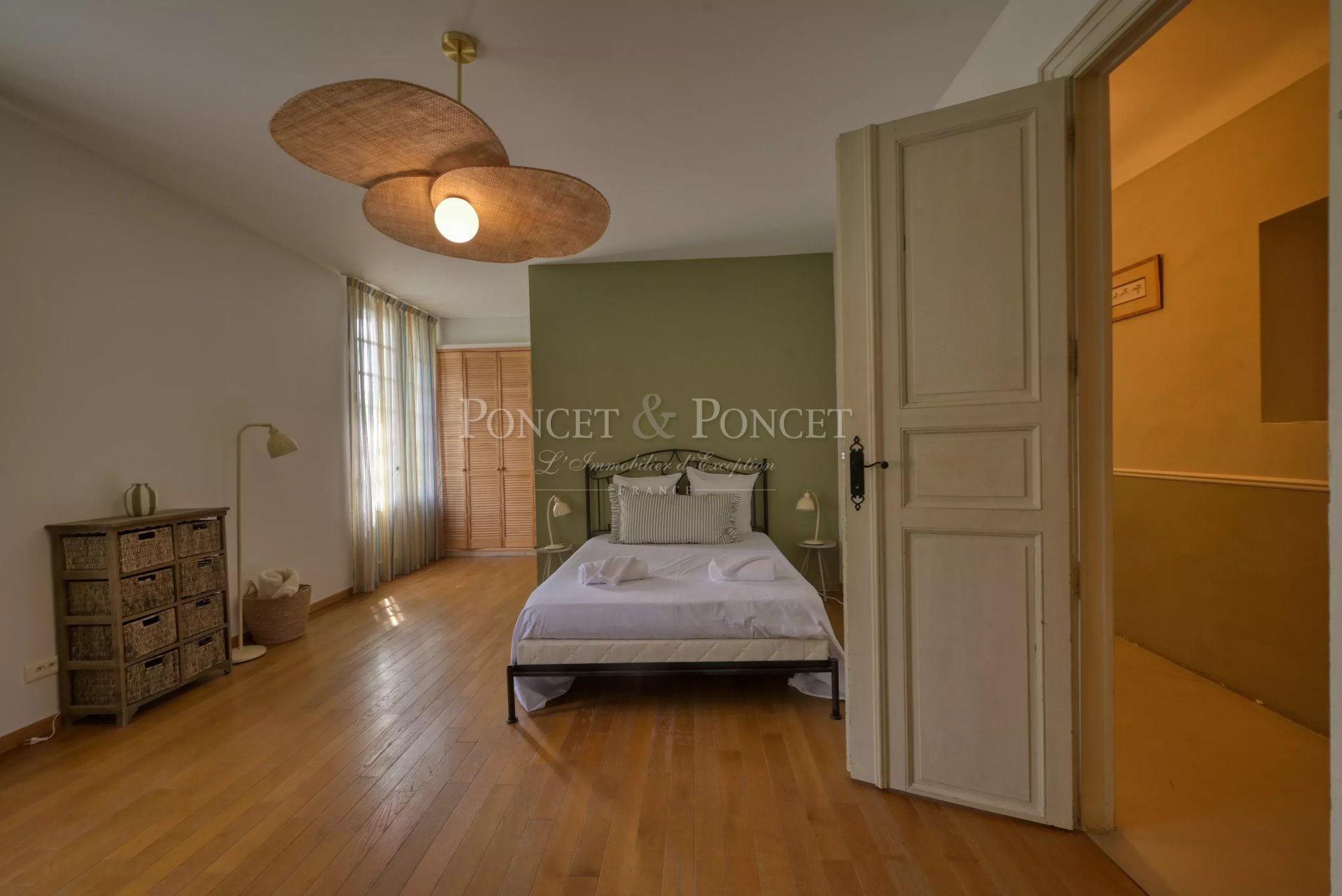 10 Bedroom Vineyard's Image 21