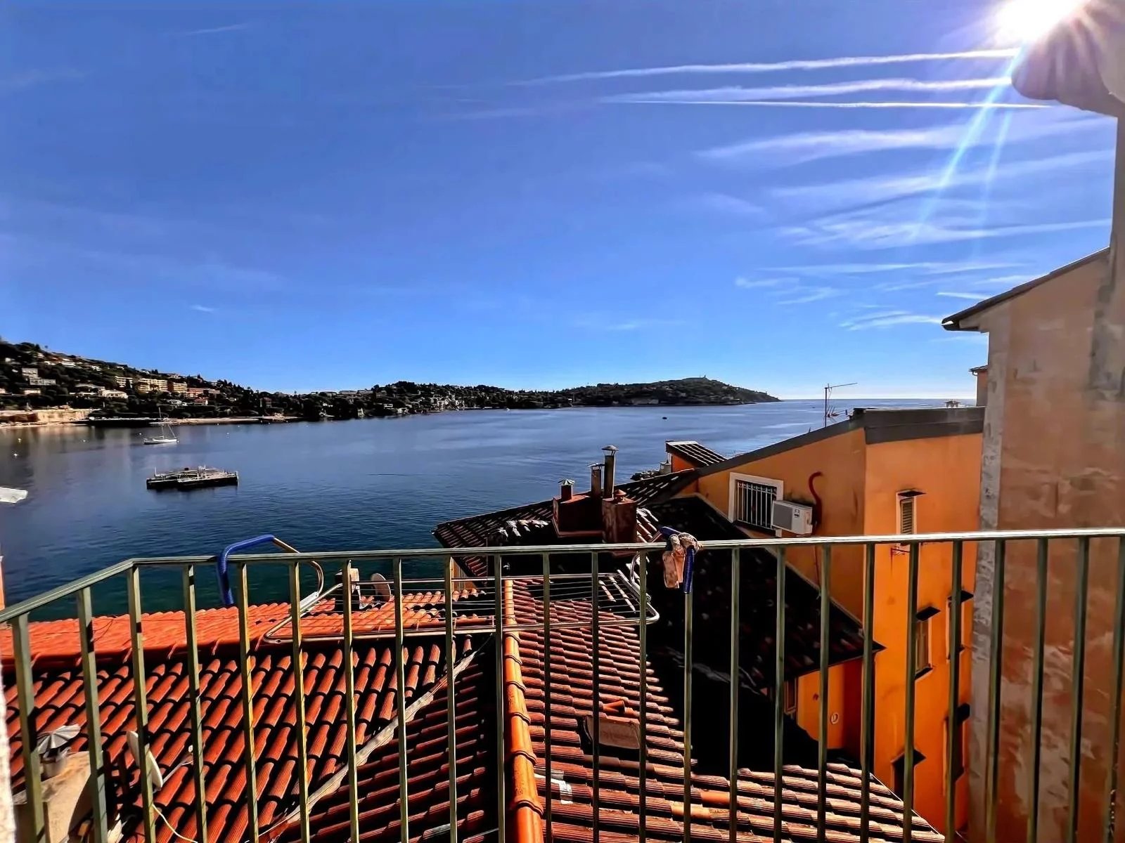 VILLEFRANCHE-SUR-MER - 44M2 DUPLEX WITH TERRACE AND SPECTACULAR SEA VIEW