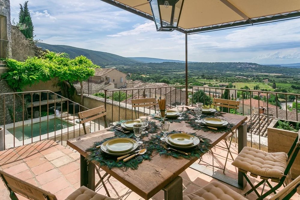 Exceptionnelle maison de village avec vue et bassin