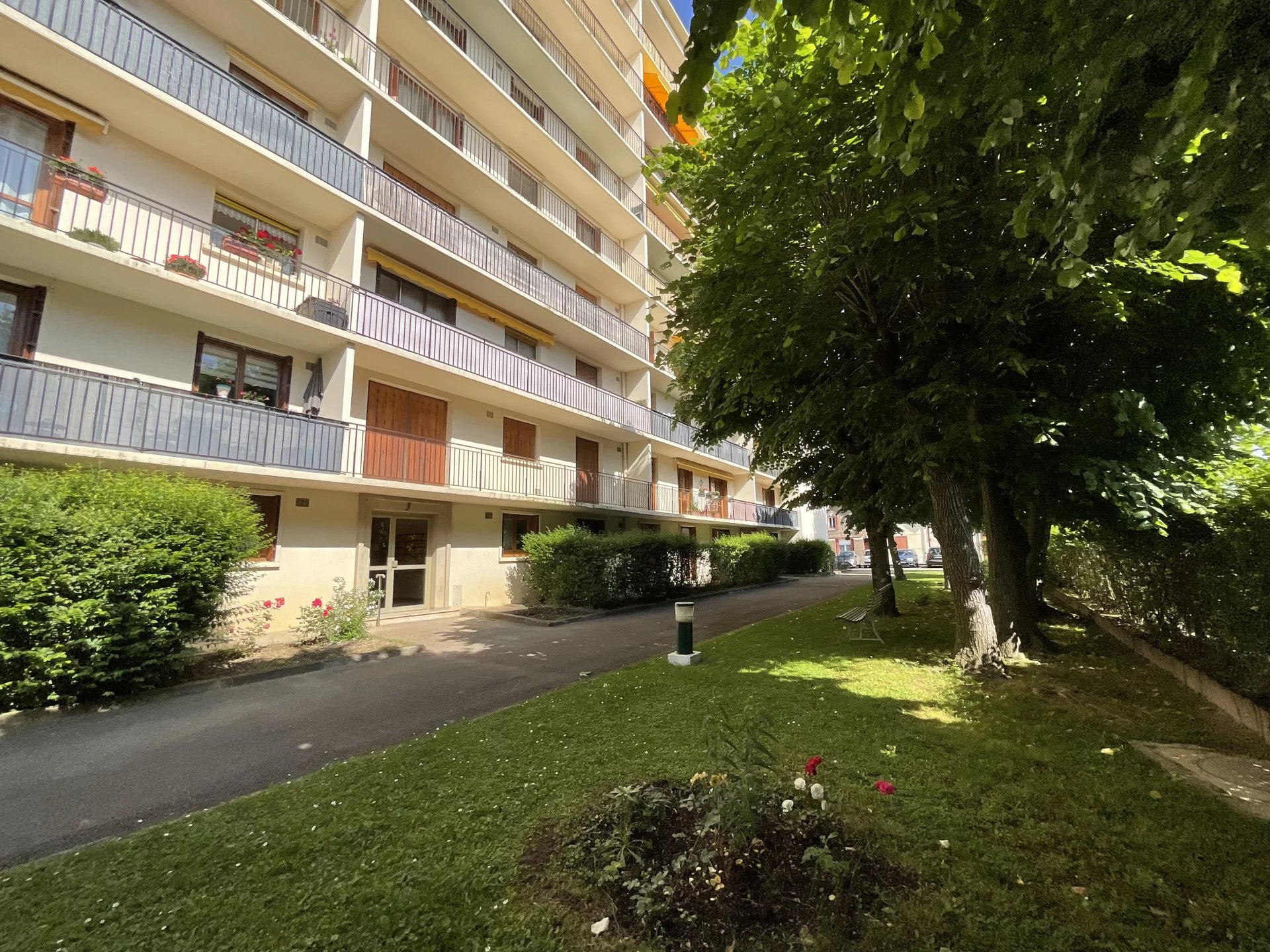 APPARTEMENT DE VILLE AVEC REZ DE JARDIN de 14m2