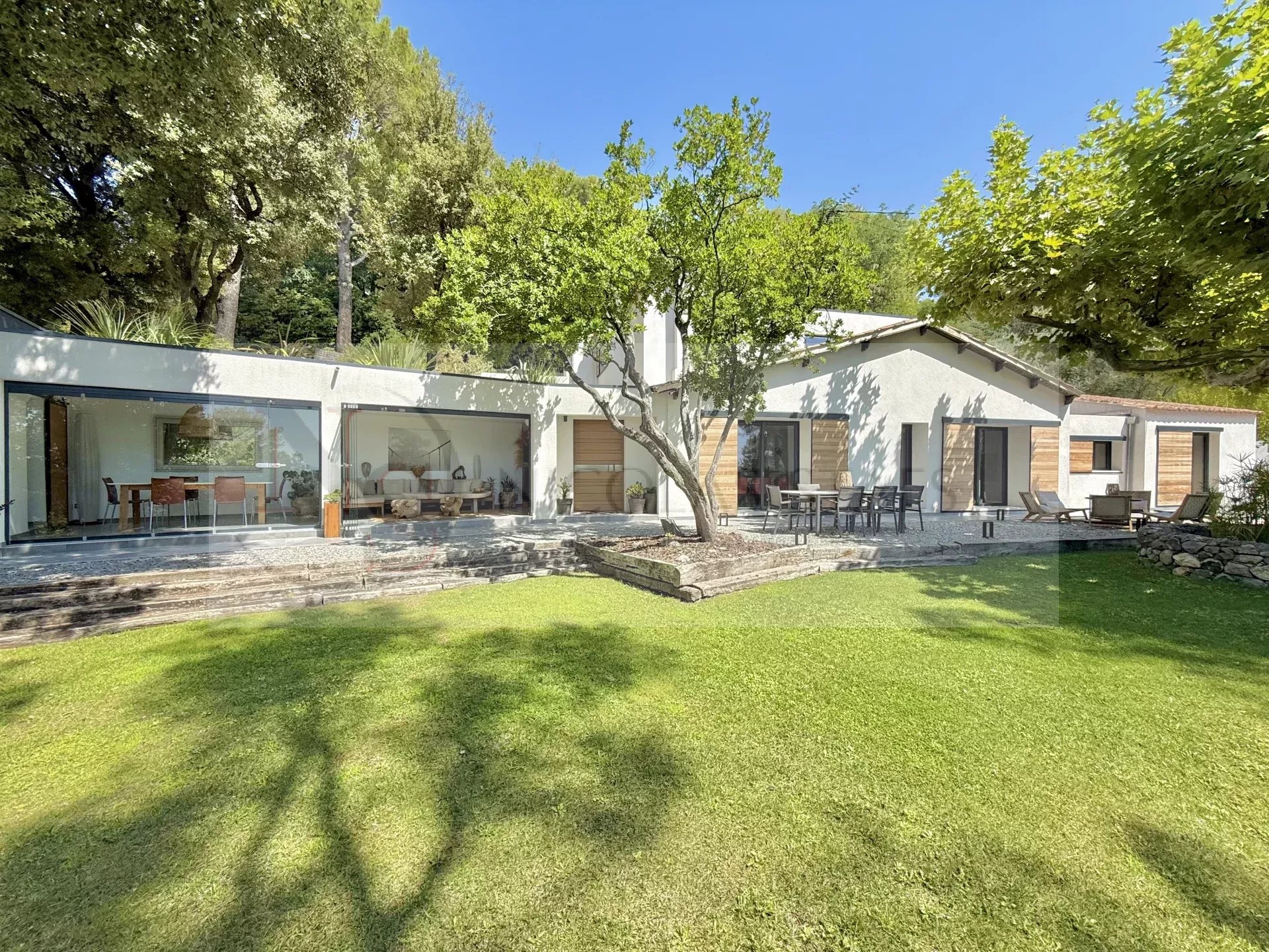 AIX-EN-PROVENCE / ARCHITECT-DESIGNED VILLA - ELEVATED POSITION