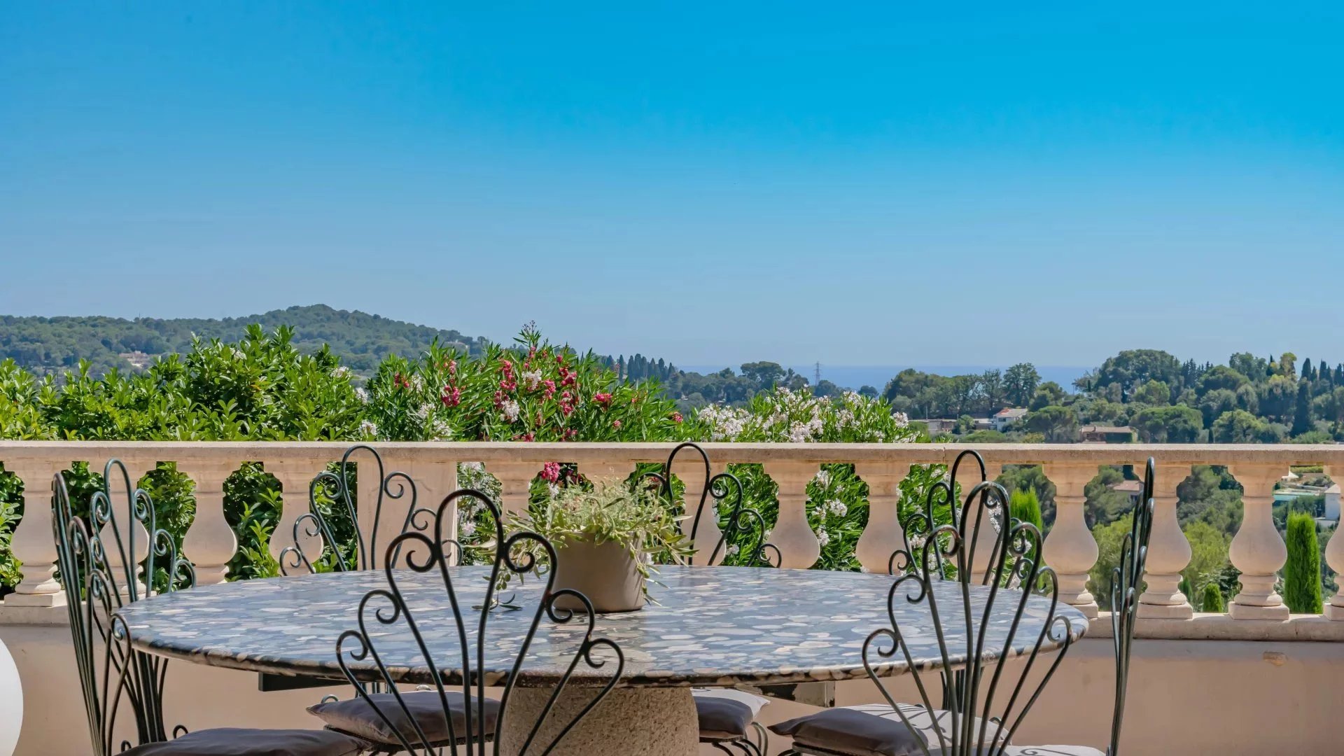 Vue Panoramique Village – Propriété De Charme avec Maison D’Invités Et Tennis - Photo 4