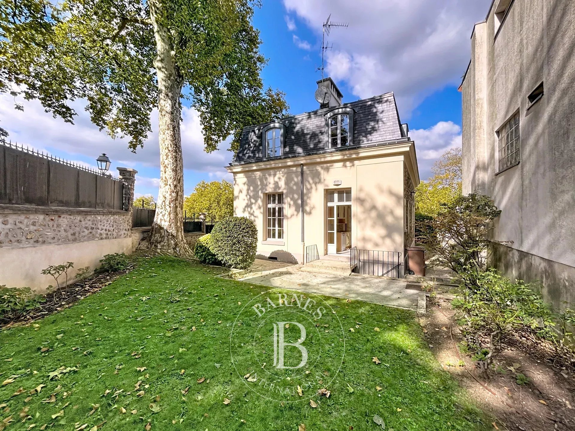 House Versailles - picture 1