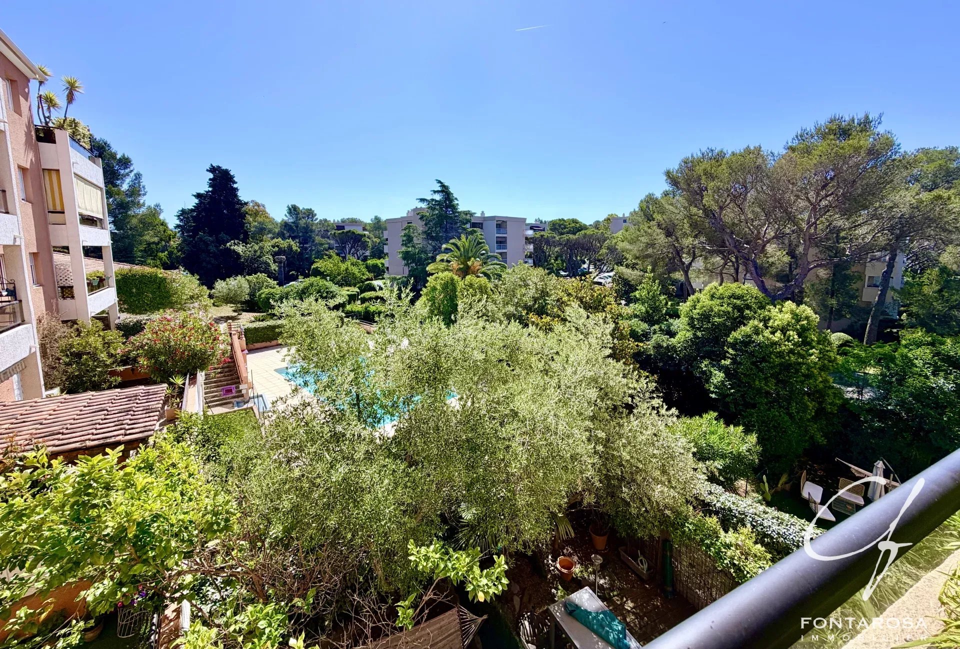 Saint-Raphaël – Valescure: Pleasant 3-room crossing apartment with loggia, garage, and swimming pool